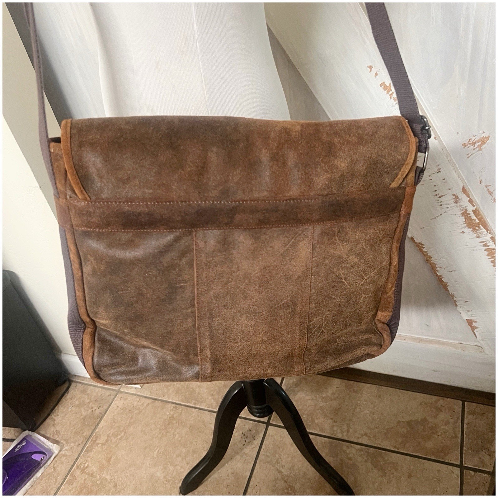 Wilson’s Leather Genuine Leather Messenger Back Large Brown Snap Button