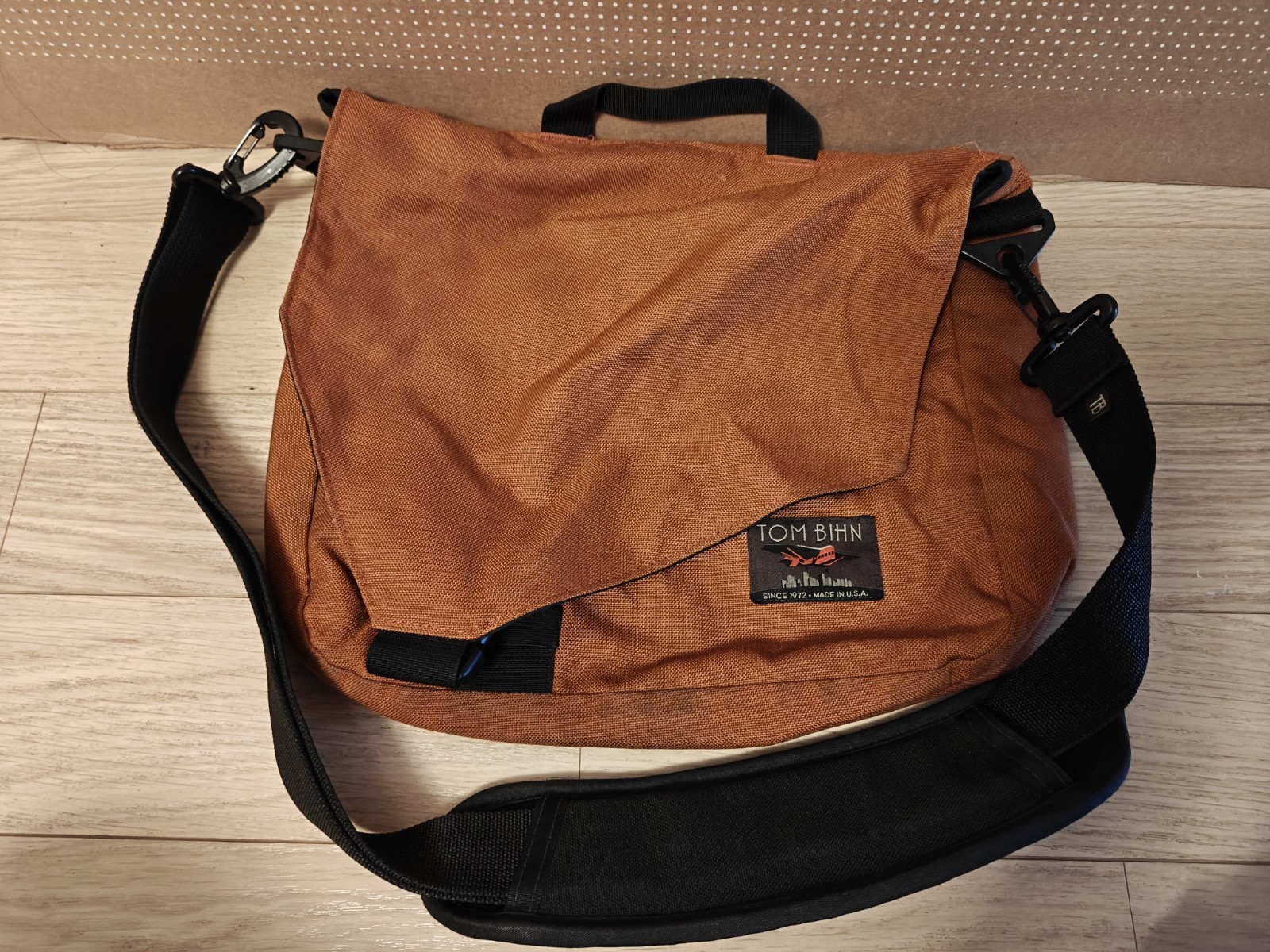 Tom Bihn Medium Cafe Makers Bag Crossbody Burnt Orange Absolute Strap Few Marks