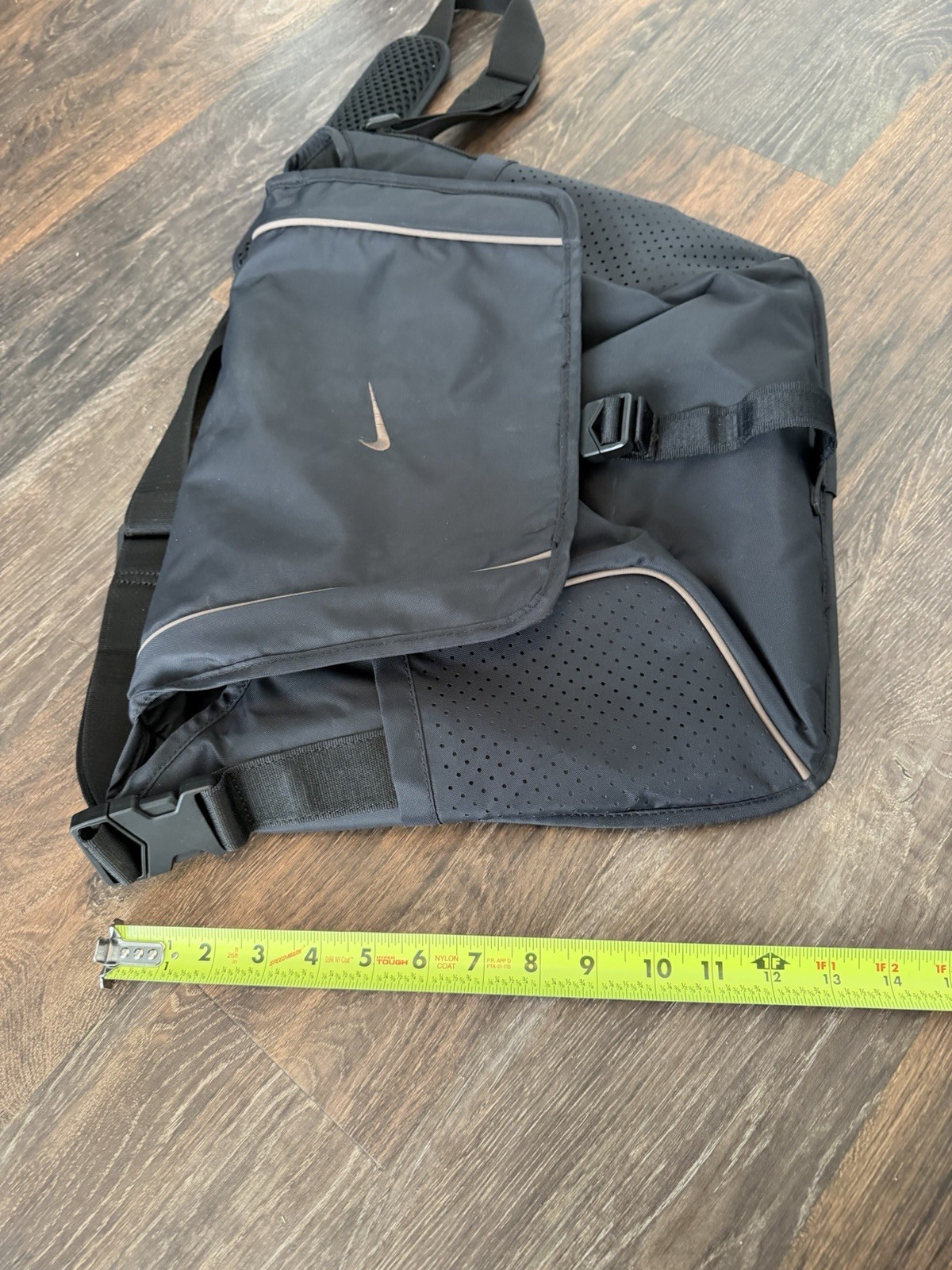 Nike Sportswear Essentials Messenger Bag 15L Black Ironstone DJ9792-010