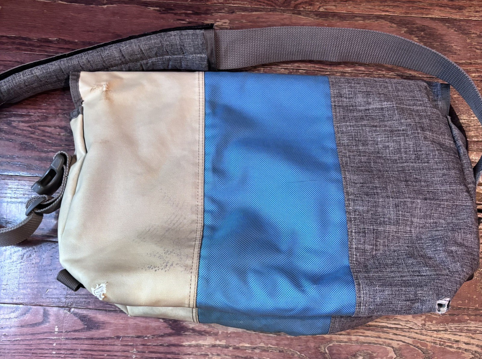 Timbuk2 Blue Grey White Medium Messenger Bag 12″x16″ 16L capacity
