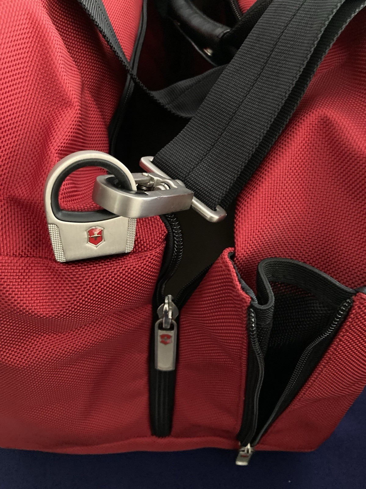 Victorinox Red Canvas Duffle Bag Luggage Carrier Zip Pockets Detachable Strap