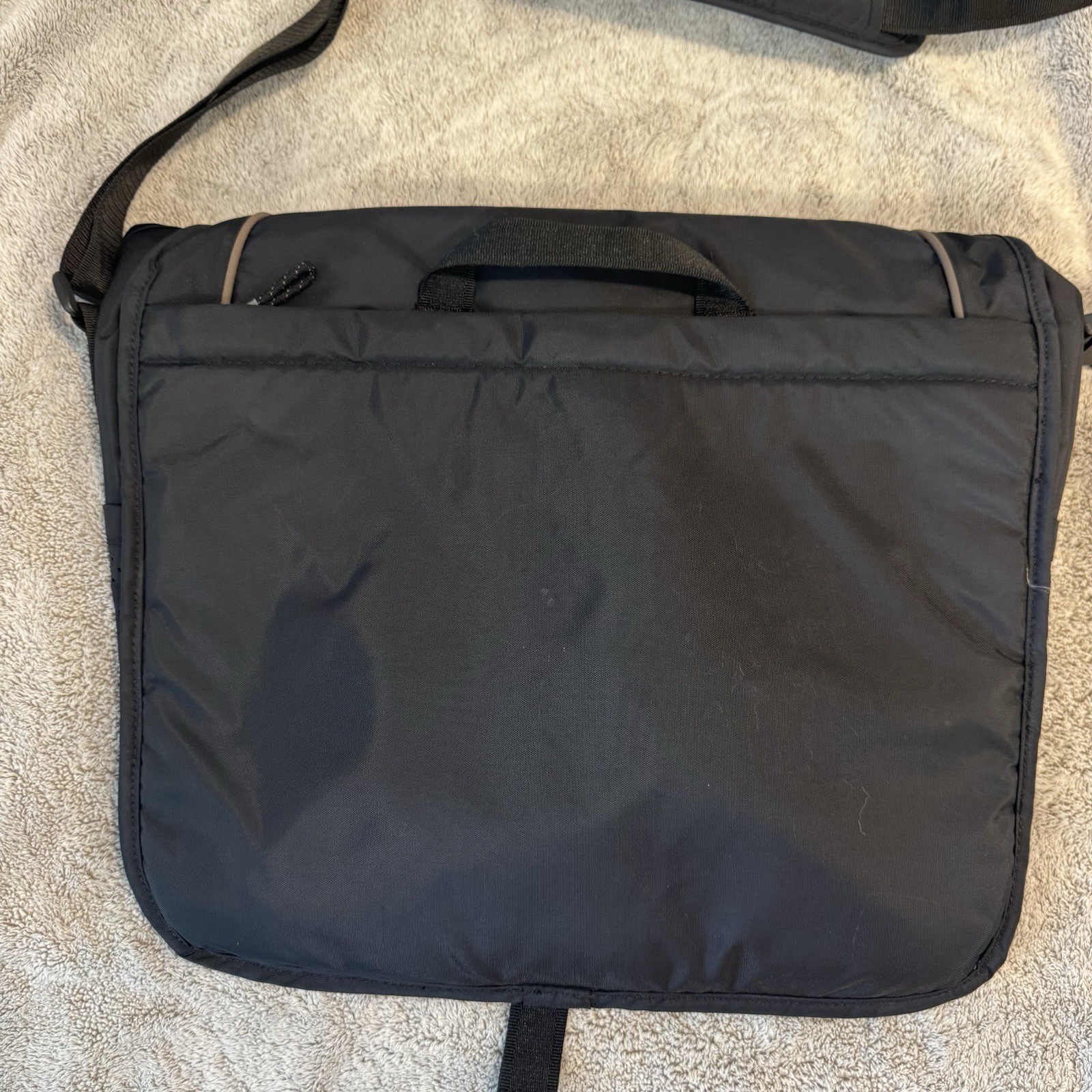 Nike Sportswear Essentials Messenger Bag (15L) Black Ironstone Shoulder Strap