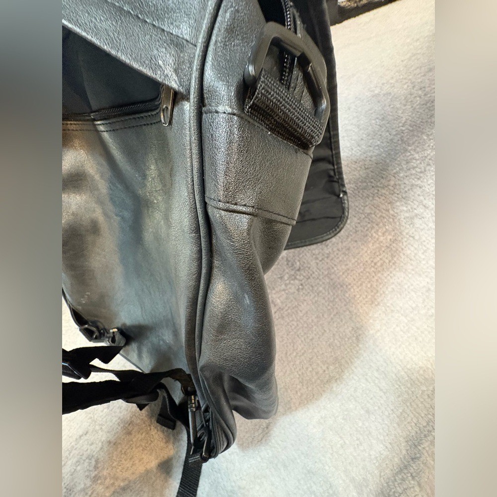 (B3) Leed’s Black Baylor Health Care System Messenger Unisex Men Backpack Bag