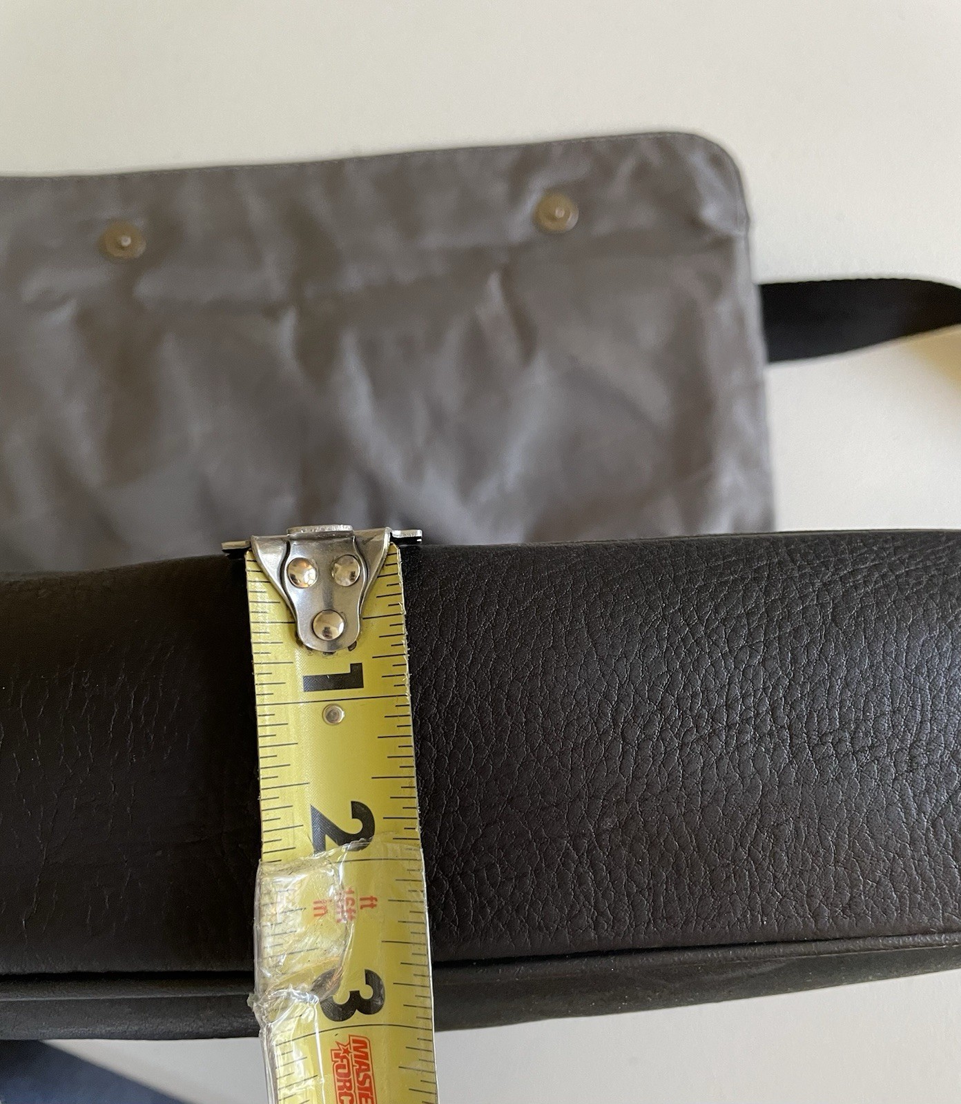 Kenneth Cole Reaction Leather Commuter Messenger Bag Snap Flap Black Work Laptop