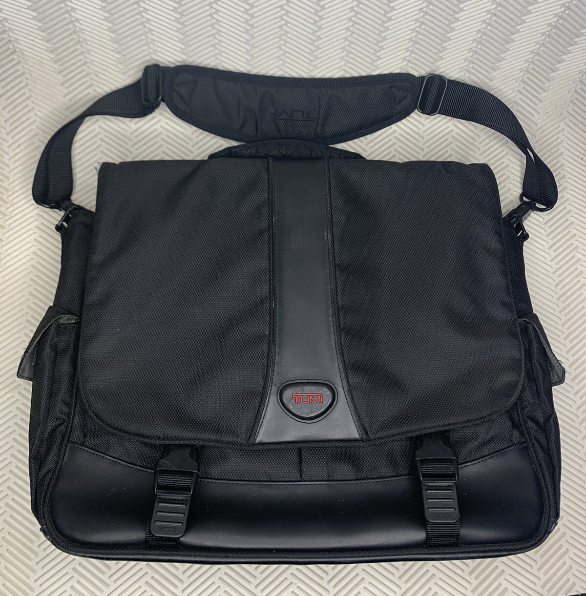 TUMI MESSENGER LAPTOP BAG BRIEF CASE CROSSBODY