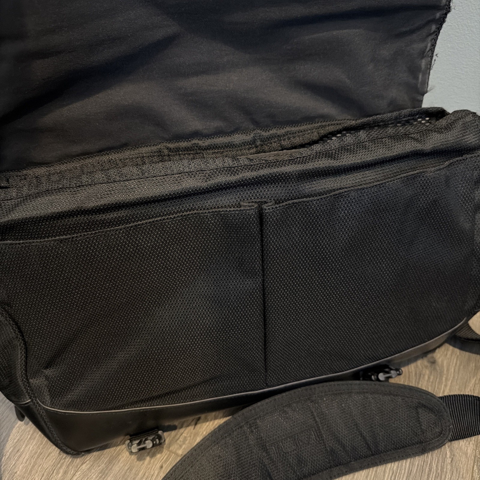 Tumi T2 Tech Bag Black Ballistic Expandable Messenger Laptop Bag Satchel Travel