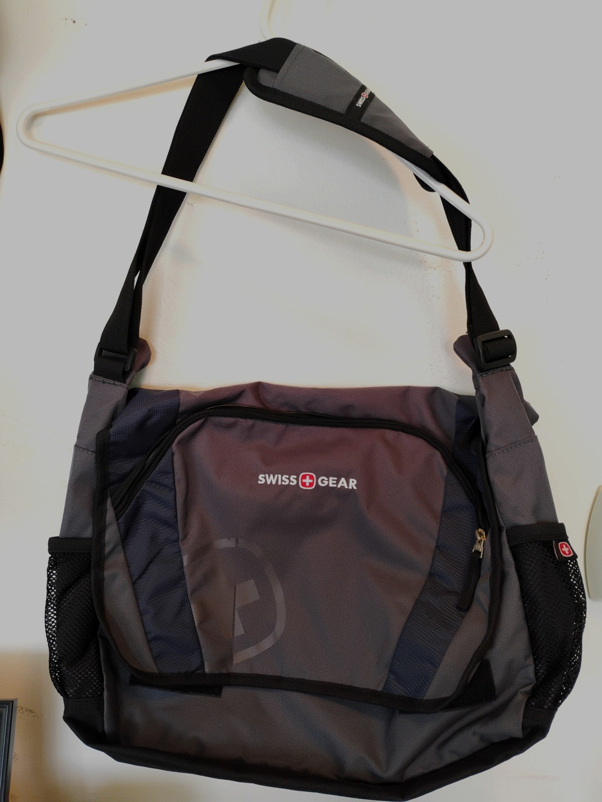 SWISSGEAR NWT Expandable 20 X 14 Crossbody Messenger Bag Strap Pockets Business