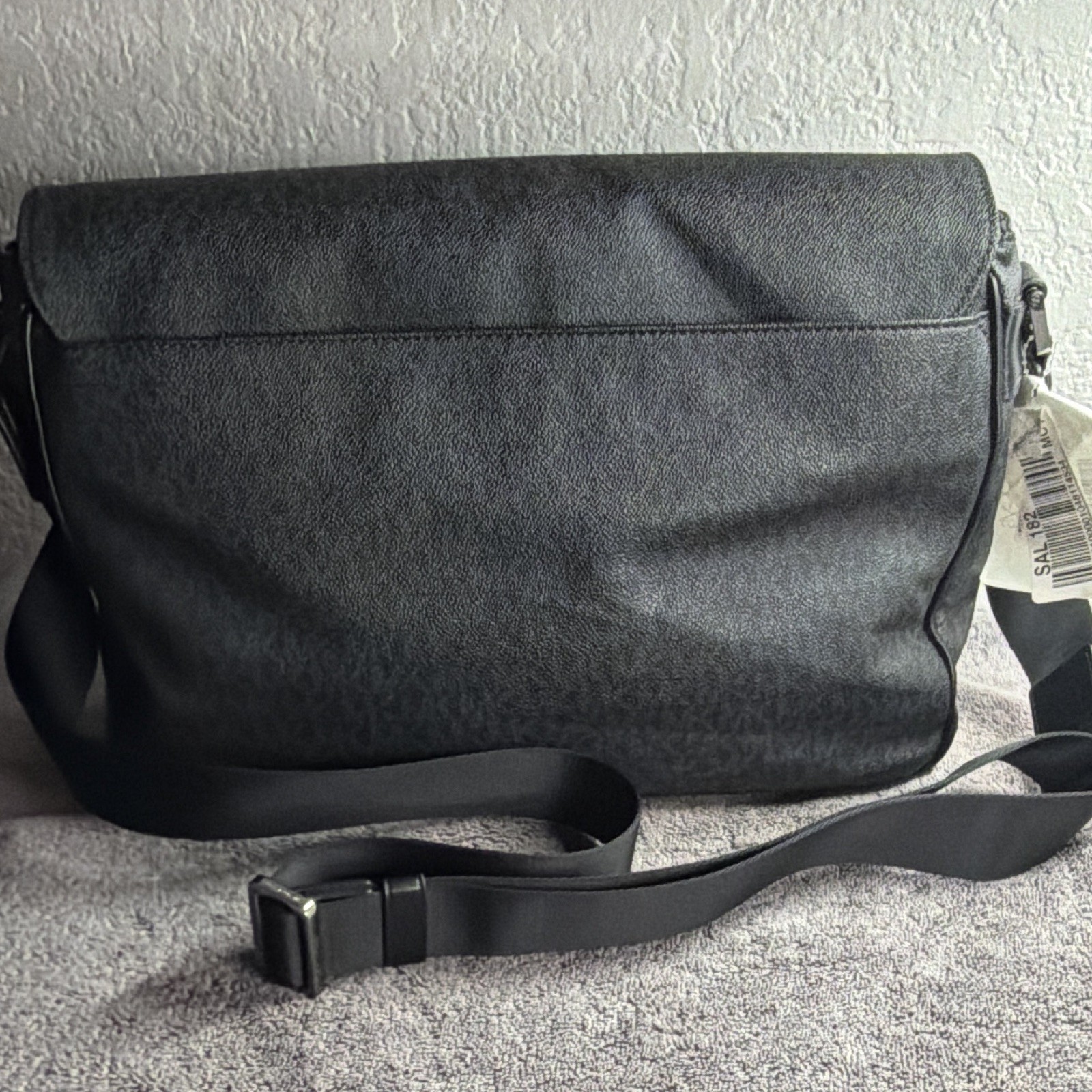 Michael Kors Black Messenger Bag Magnetic Closure Adjustable Strap Inner Pockets