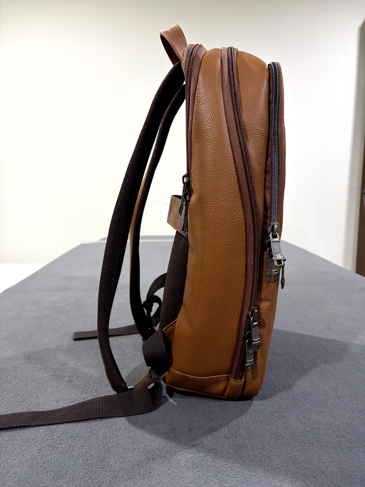 Samsonite Unisex Slim Backpack Brown Cognac Grain Leather Padded Mesh Back