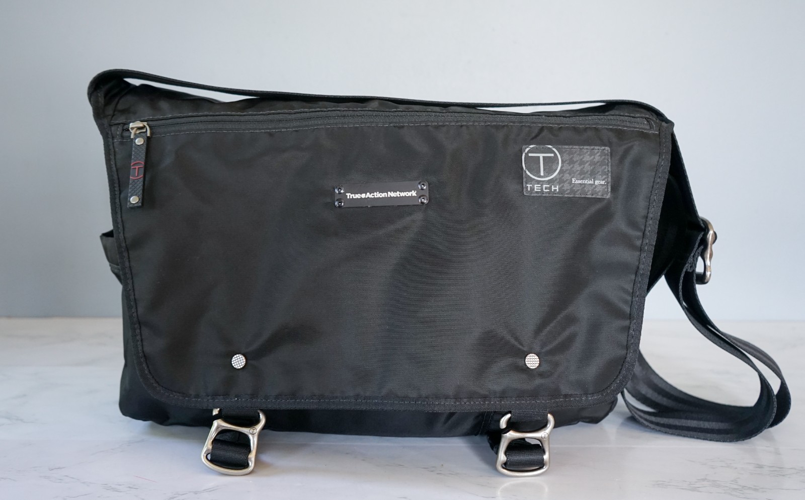 Tumi T Tech Essential Gear Messenger Crossbody Bag 15″ City Commute Laptop Bag