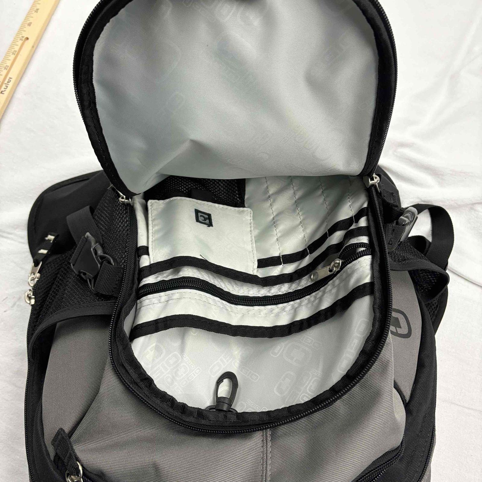 Ogio 8 TRE Backpack Black Audio Laptop Sleeve Organizer Panel Very Good xSpin