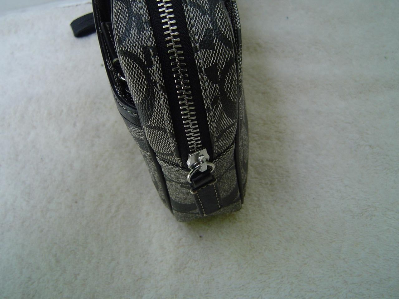 AUTHENTIC COACH MENS BLACK AND WHITE SIGNATURE STRIPE LARGE POUCH #77277 VGC
