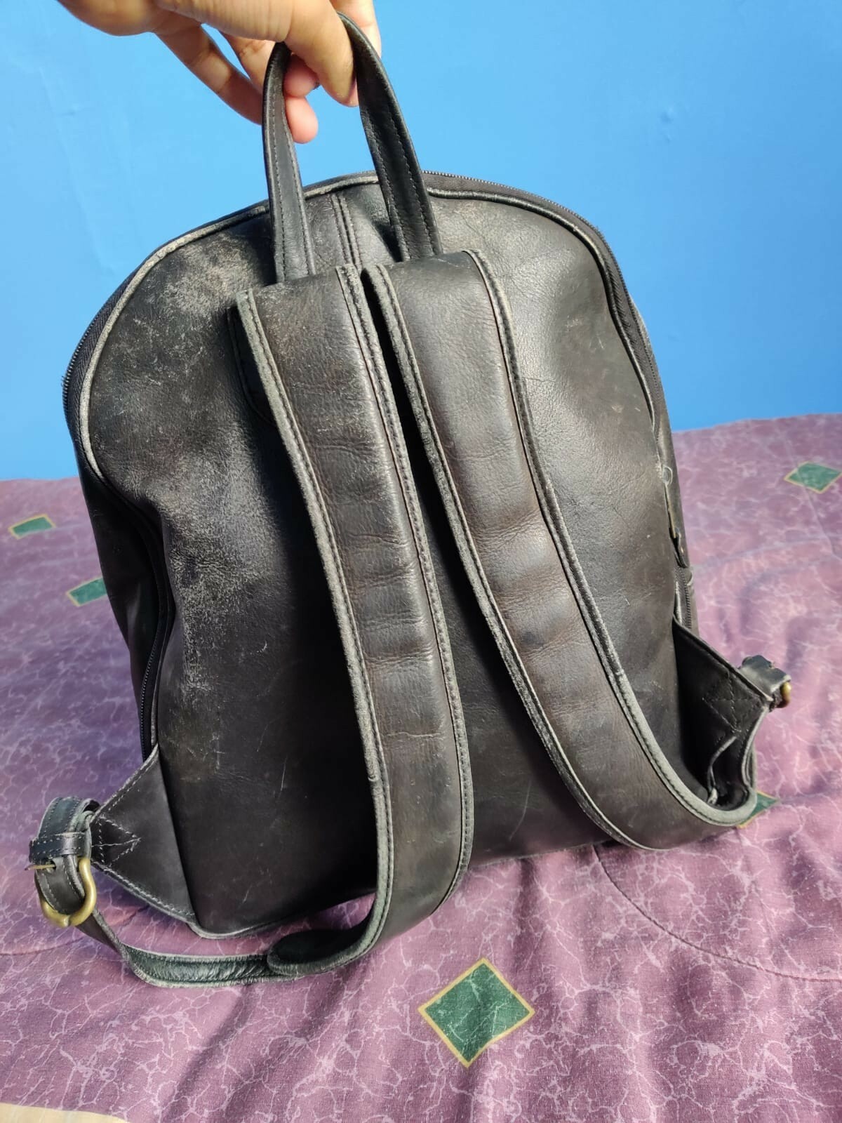 Totto: Rustic Black/Gray Distressed Leather Backpack with Pockets & Extender