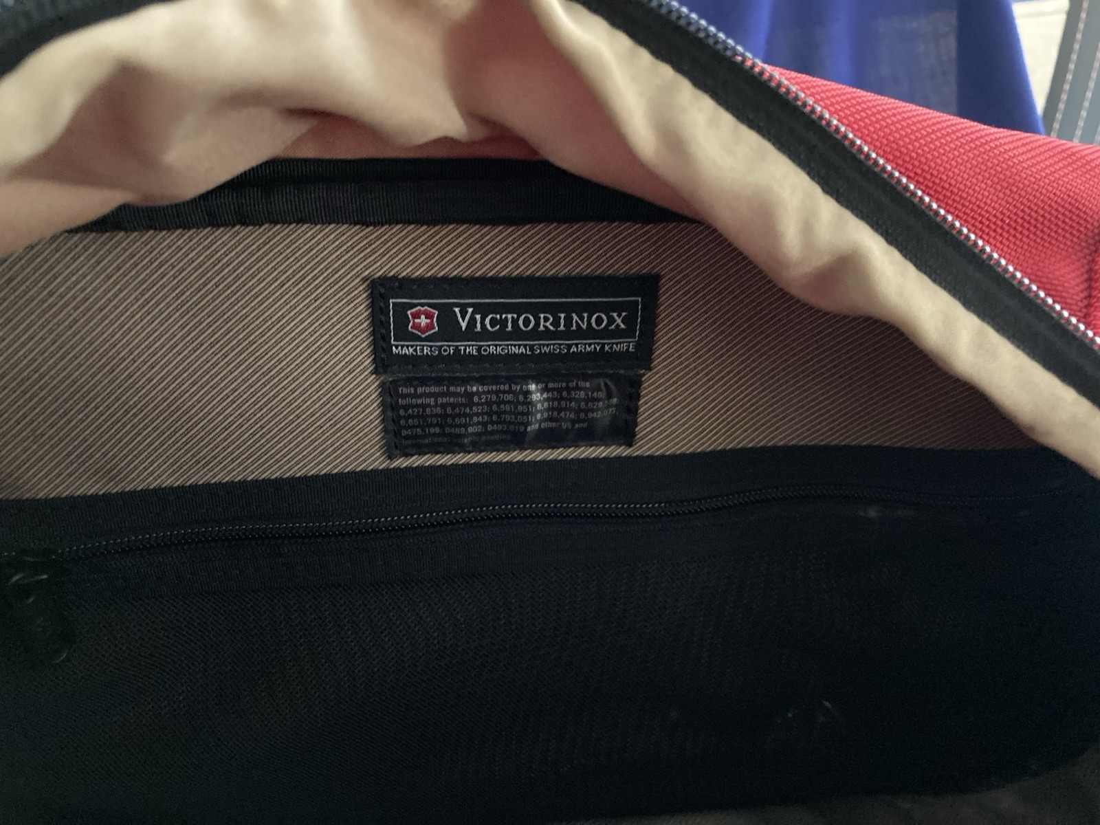 Victorinox Red Canvas Duffle Bag Luggage Carrier Zip Pockets Detachable Strap