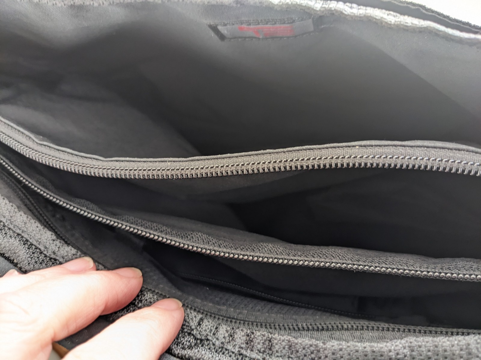 TUMI T2 Expandable Ballistic Messenger Bag Portfolio Case Shoulder Expandable
