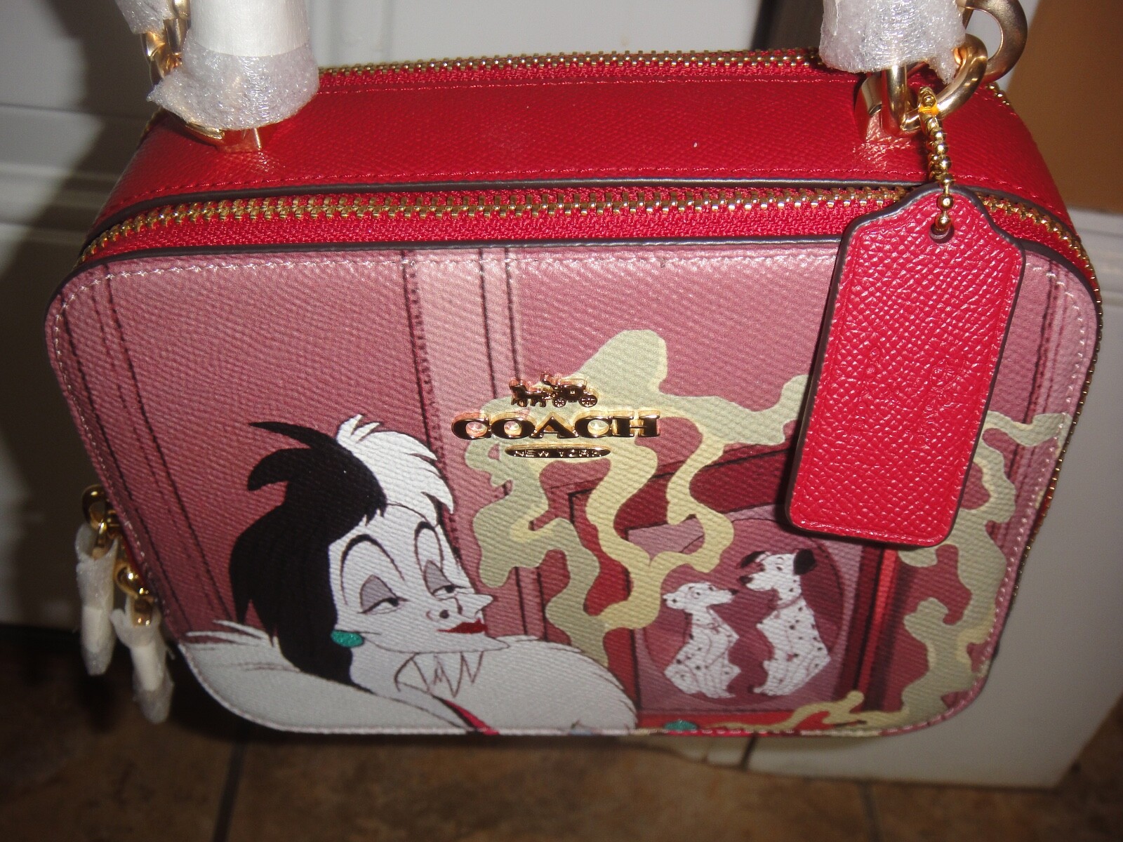 NEW COACH DISNEY CRUELA BOX APPLE MULTI CROSSBODY BAG.$398.00.MSRP 100%Authentic