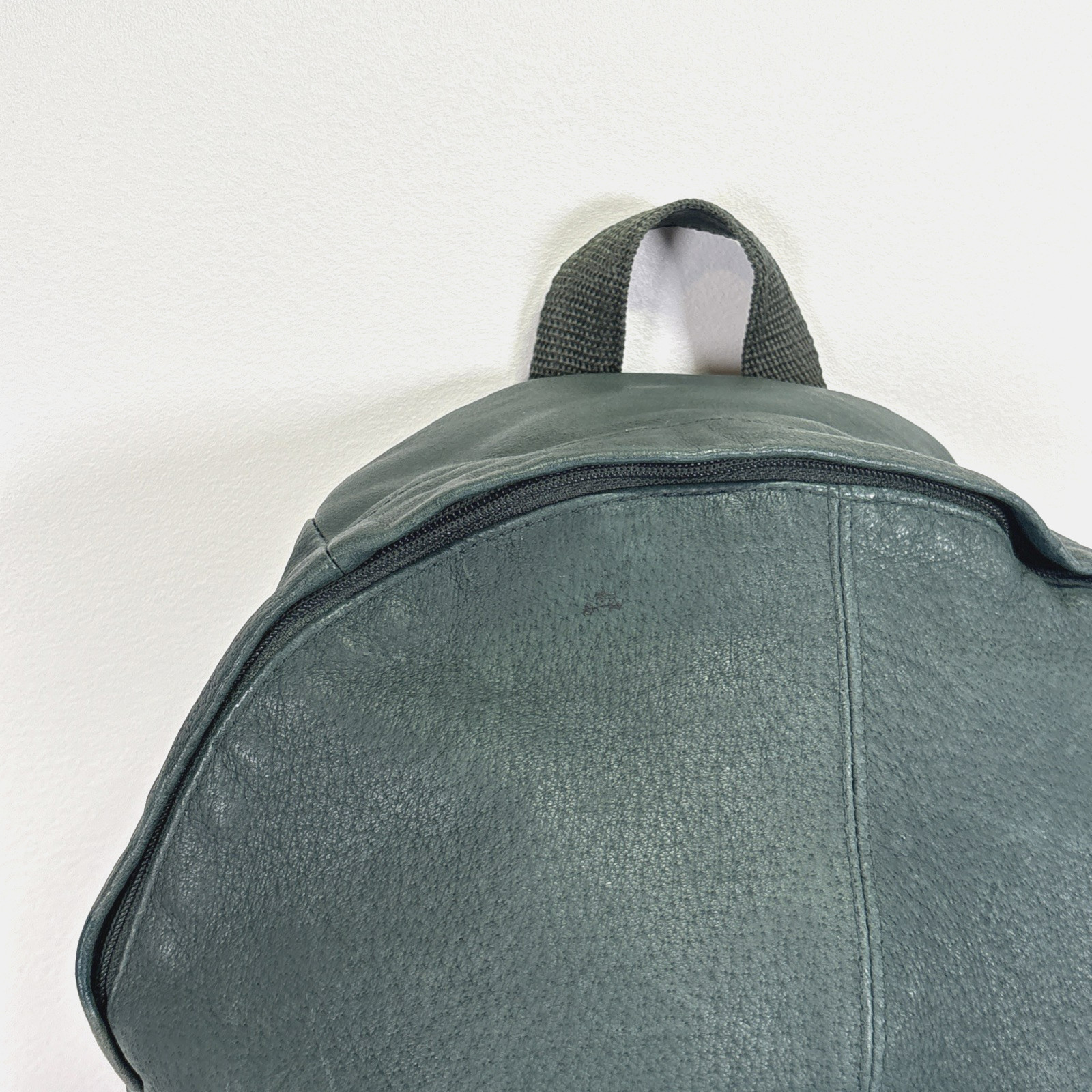 Wilson’s Adventure Bound Green Leather 2 YKK zippered pocket backpack Sunkissed