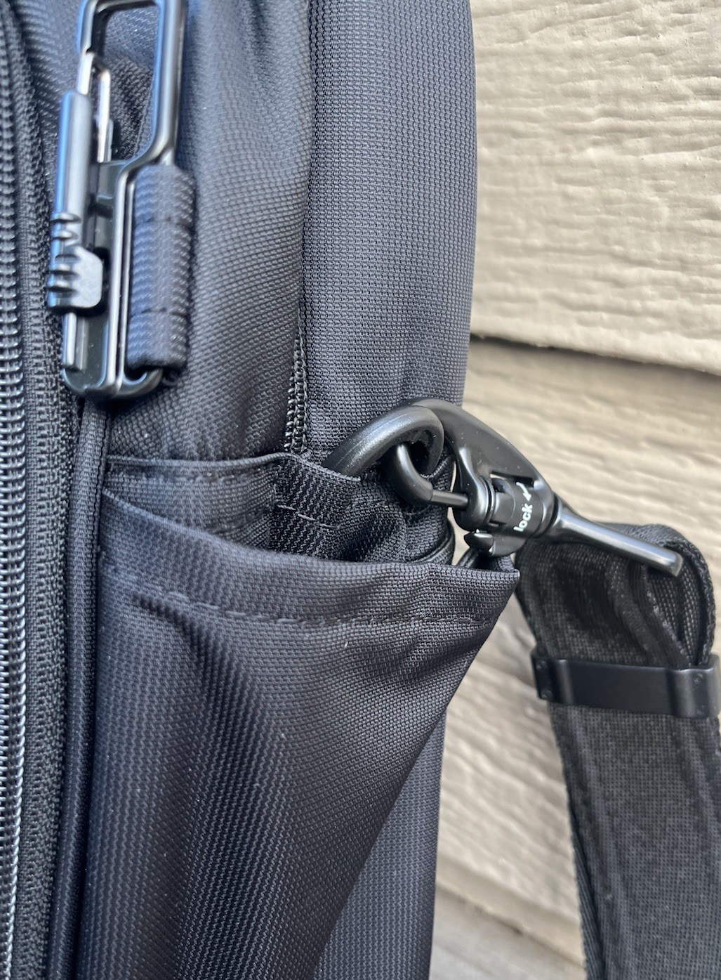 Nice! Pacsafe Metrosafe LS250 Anti-Theft Shoulder Bag RFID 30425 – Black