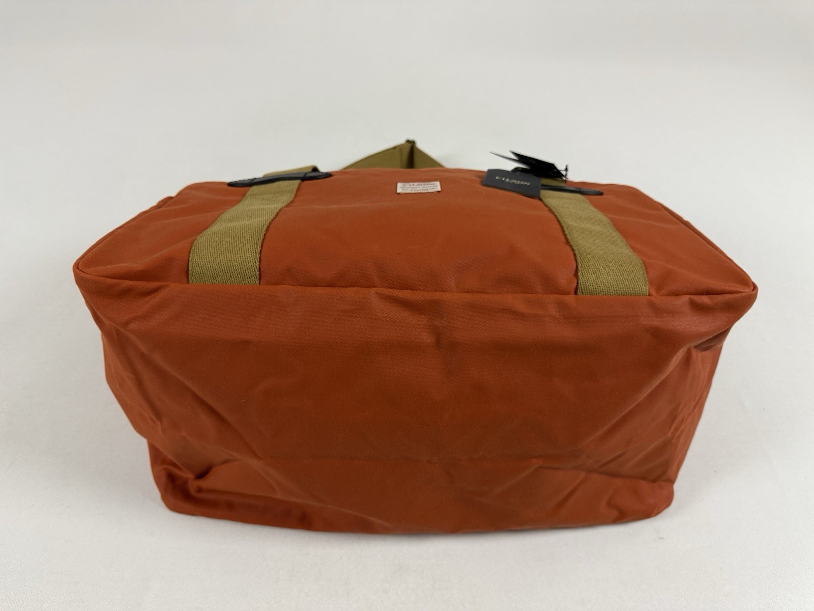FILSON MEDIUM TIN CLOTH DUFFLE BAG RUST OS NWT