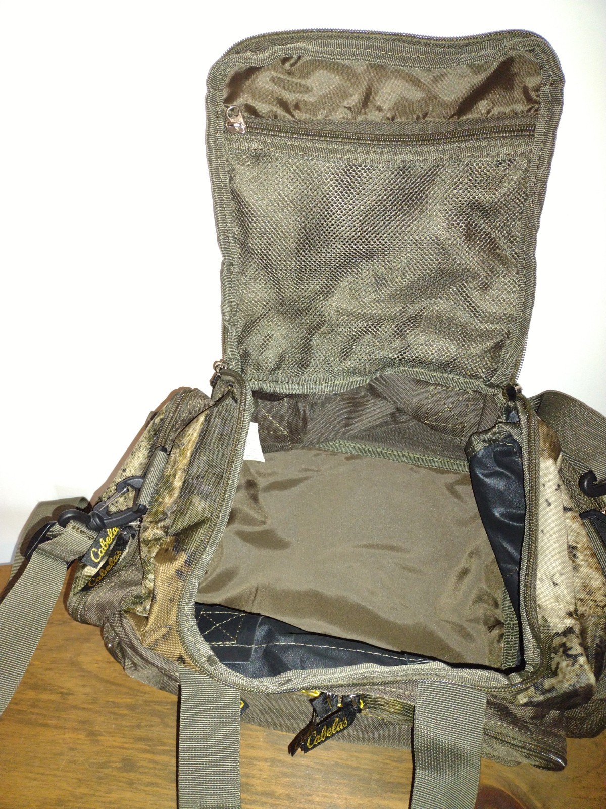 CABELAS CAMO MINI DUFFLE BAG, MULTIPLE ZIPPERED COMPARTMENTS, NWT