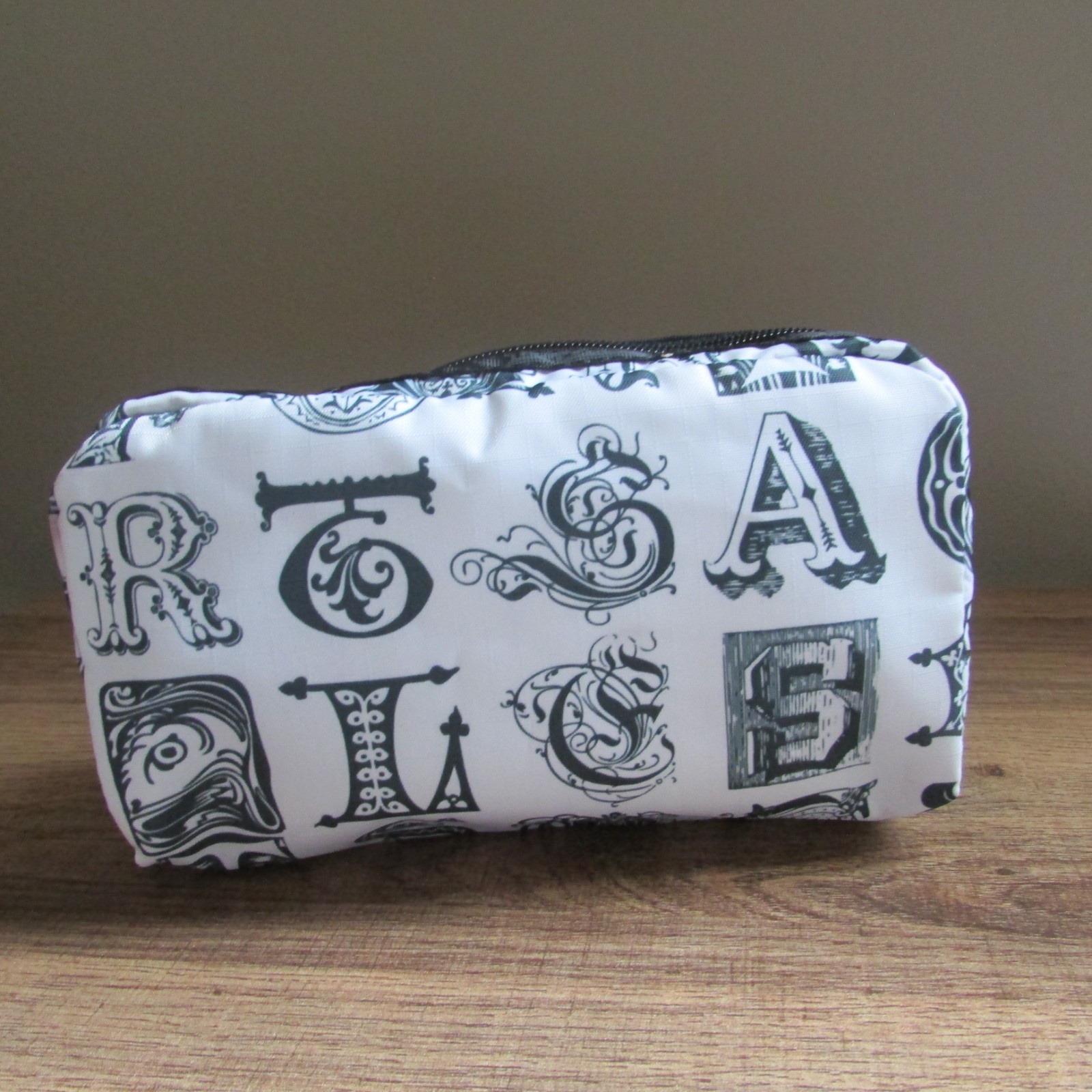 Vintage LeSportsac Zip Pouch white Black Travel Bag Cosmetic Case 6.5”x4x2-nwot