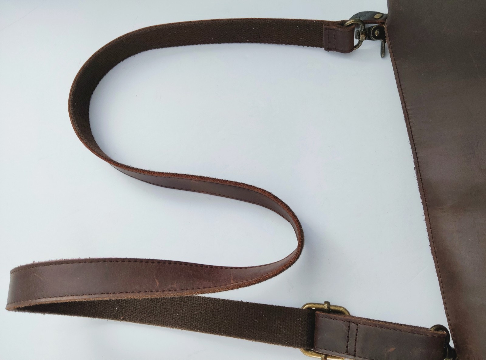 Glove Leather Unisex Messenger Bag. Pre-owned. Excellent Condition.