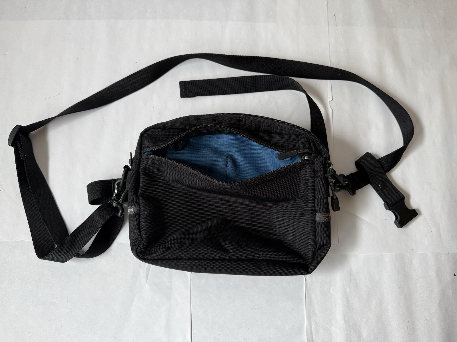 Tom Bihn Black Ballistic Side Kick + straps/stabilizer/gatekeeper belt. Island.
