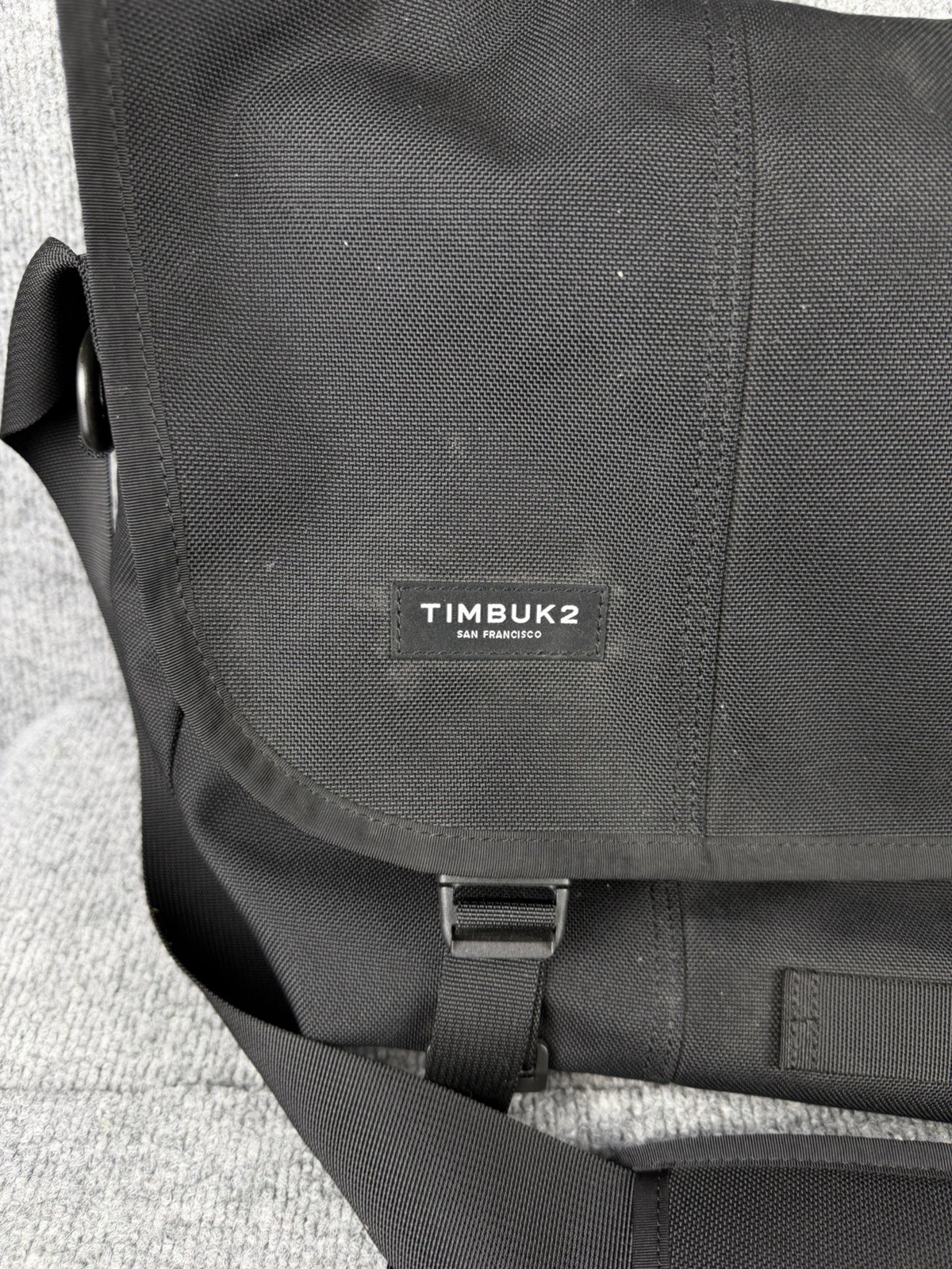 Timbuk2 Classic Messenger Bag M Black Canvas Pockets Laptop Travel Crossbody