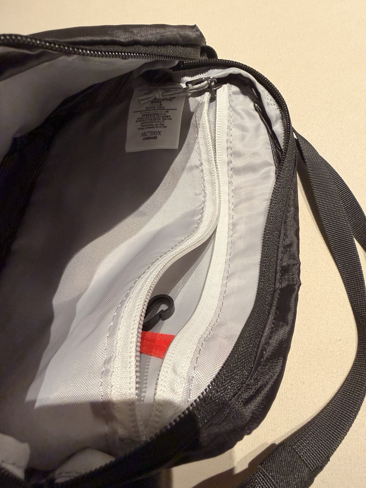 Arc’teryx Black Small Crossbody Bag, Zip Closure, Adjustable Strap Travel