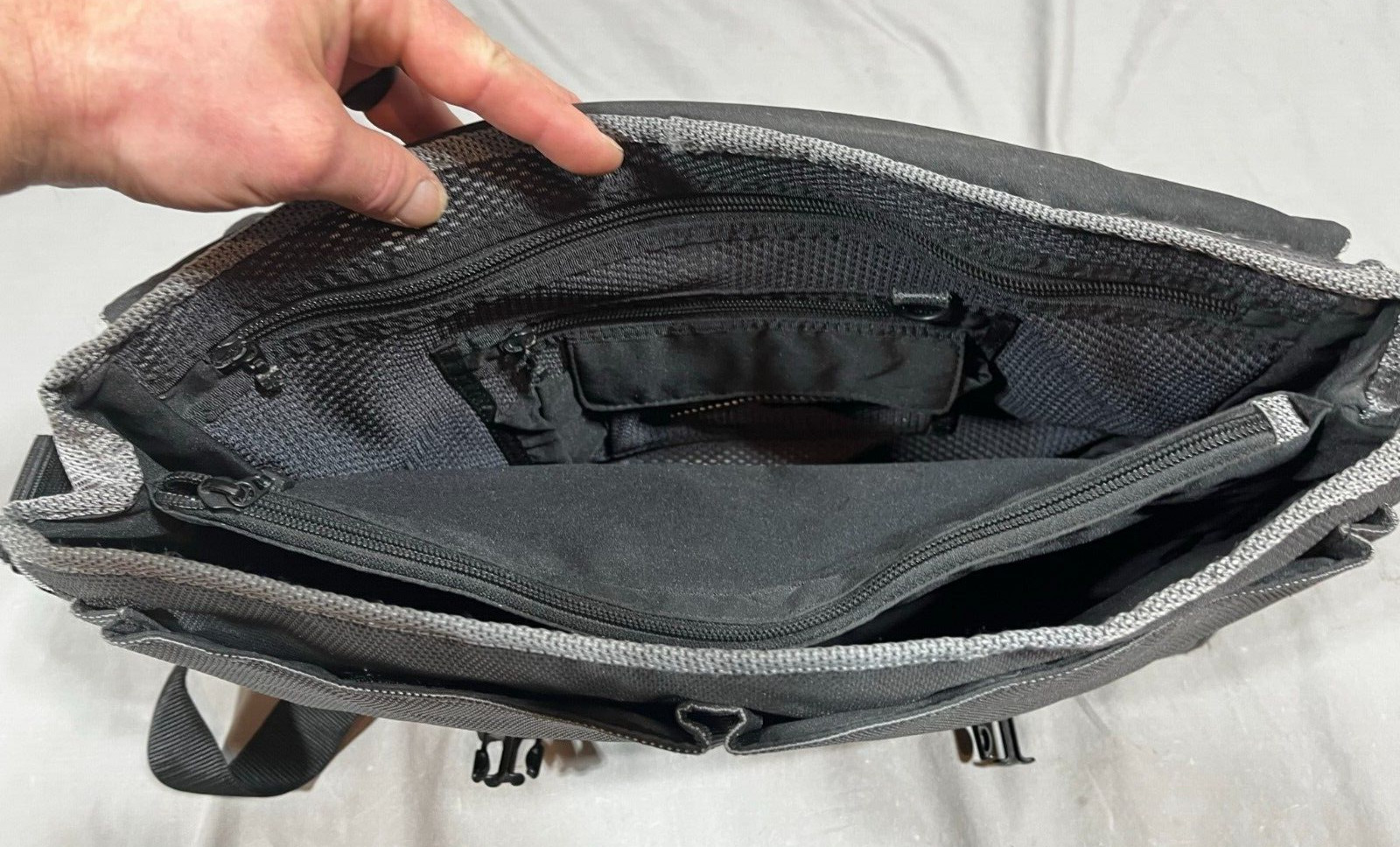 TUMI T2 Tech Heavy Duty Gray Expandable Messenger Bag Satisfaction Guaranteed