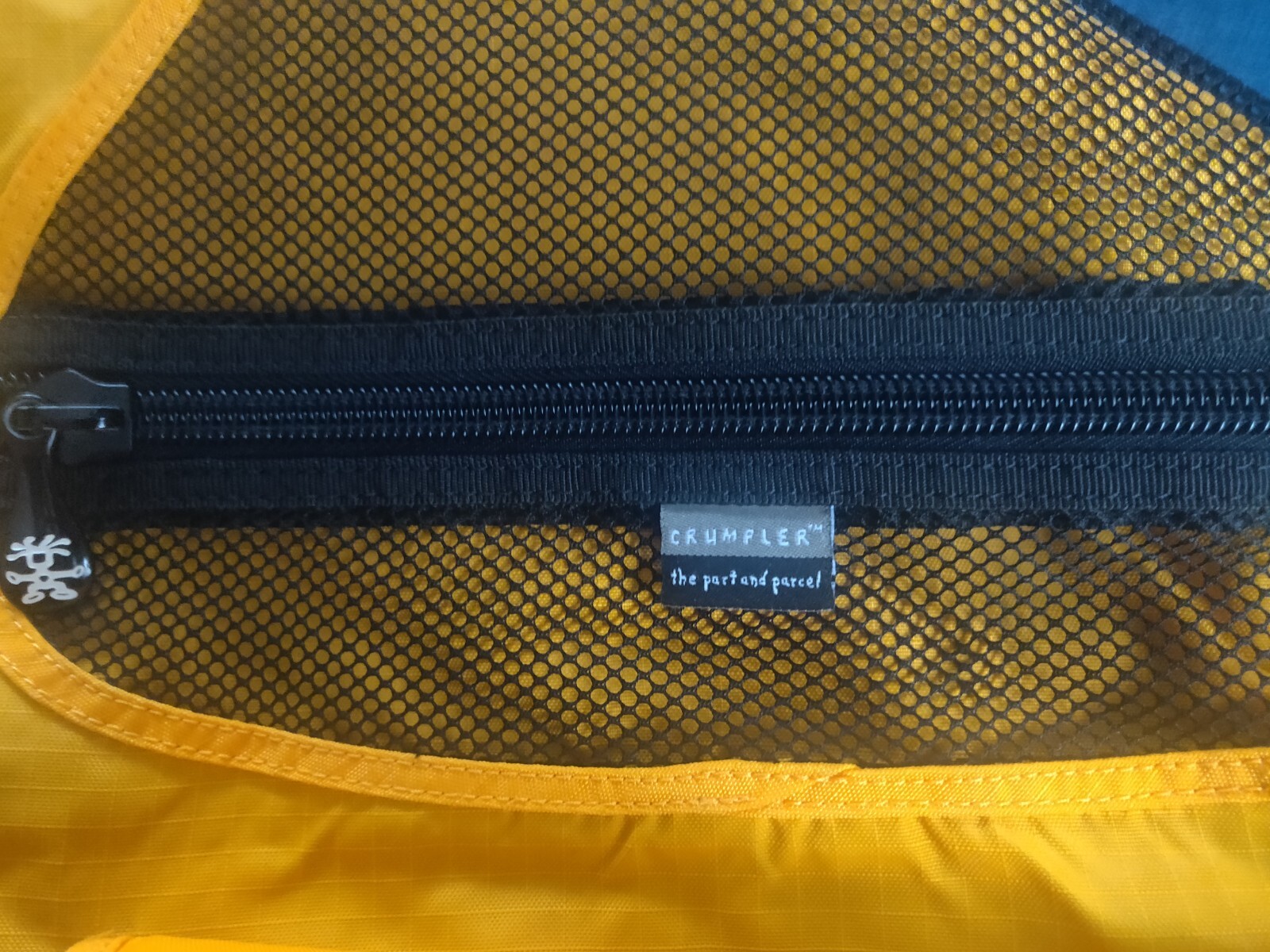 Crumpler “PART AND PARCEL” 15″ Laptop Messenger Bag Weatherproof