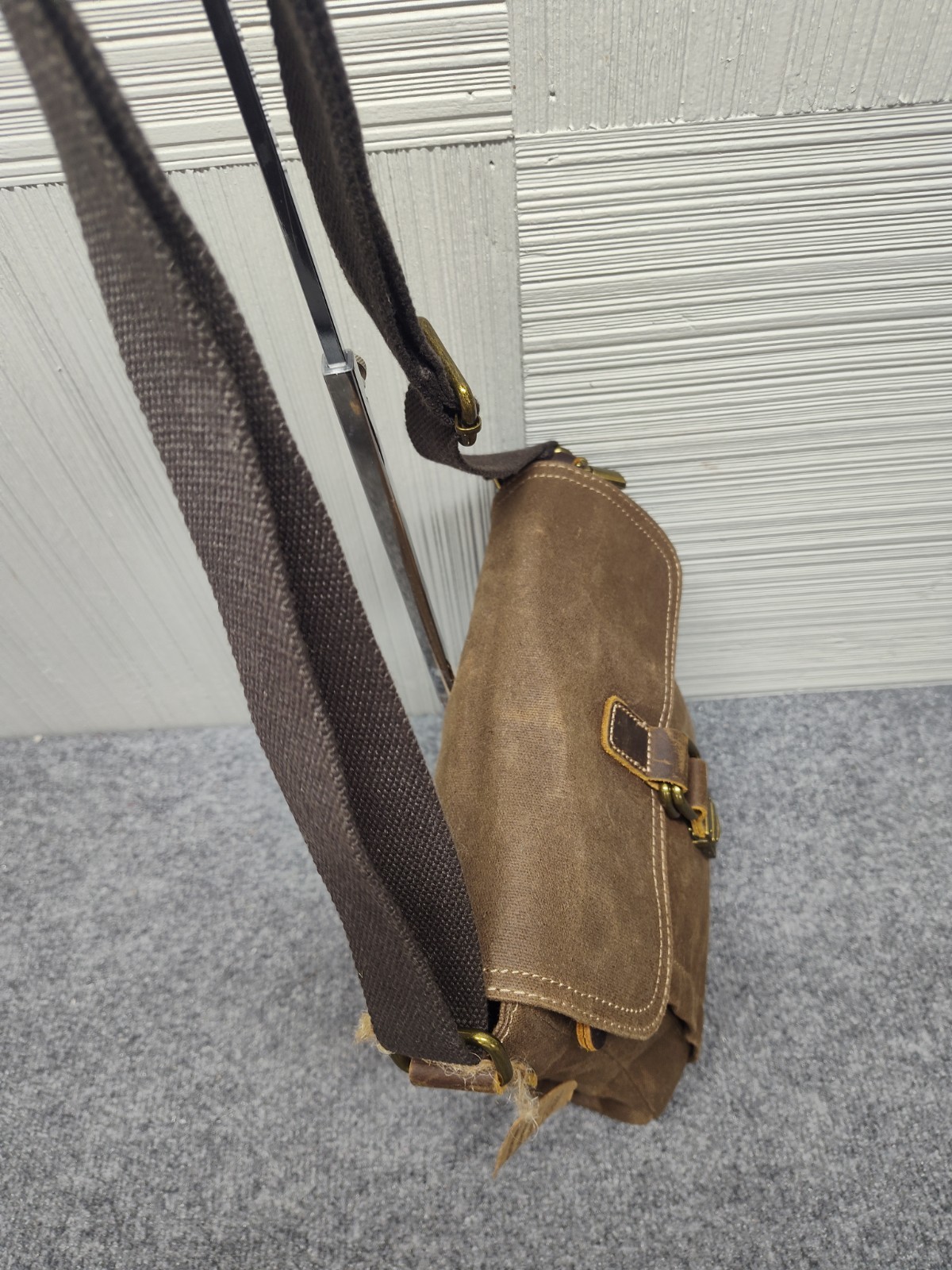 Manificent Men Messenger Bag Brown Black Strap Buckle Lined Back Pocket Outdoor