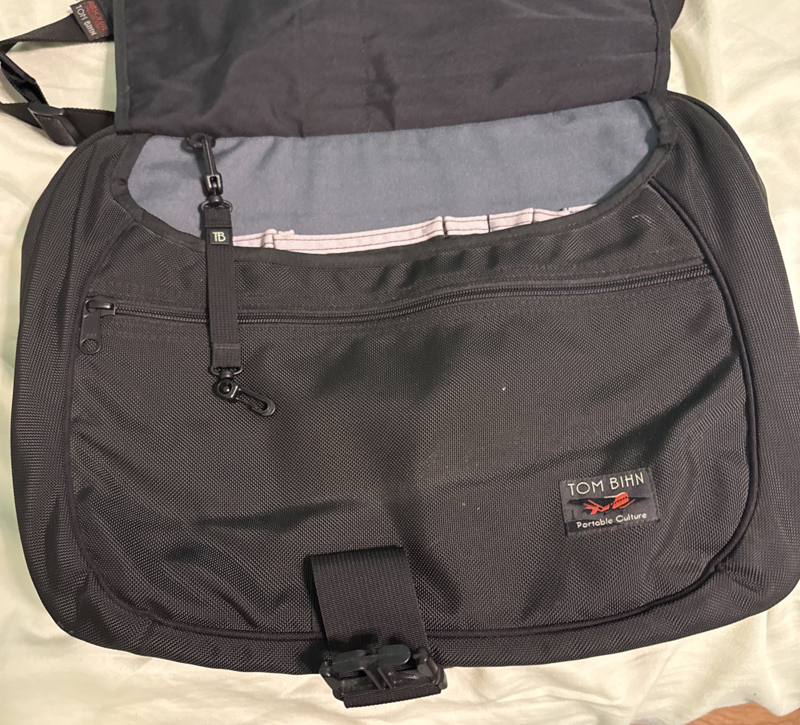 TOM BIHN Zephyr briefcase Laptop Bag Nylon Messenger w/ Shoulder Strap EUC 18”