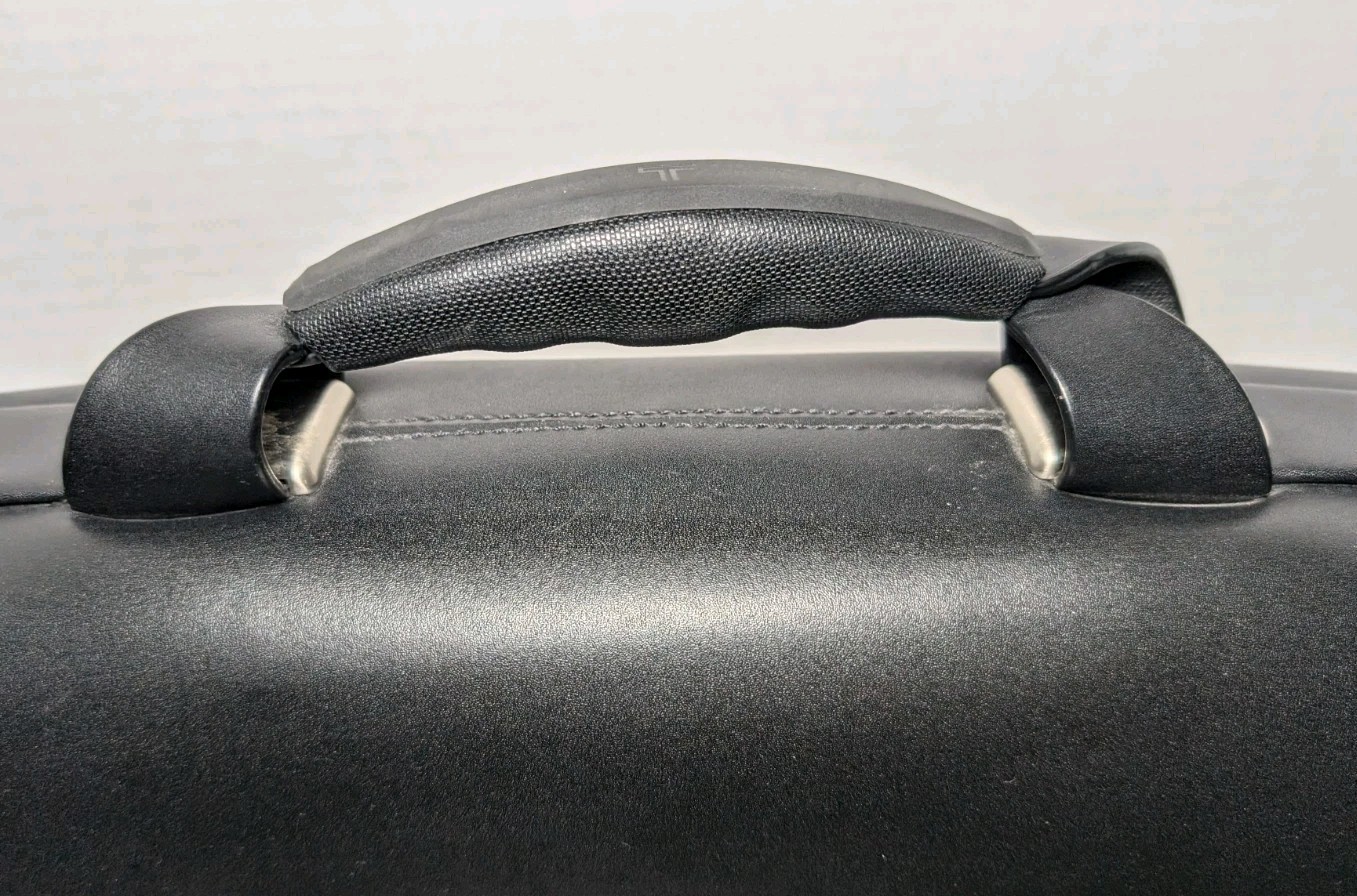 TUMI Business Bag Premium Leather 2952D Brief Case. Super CLEAN!