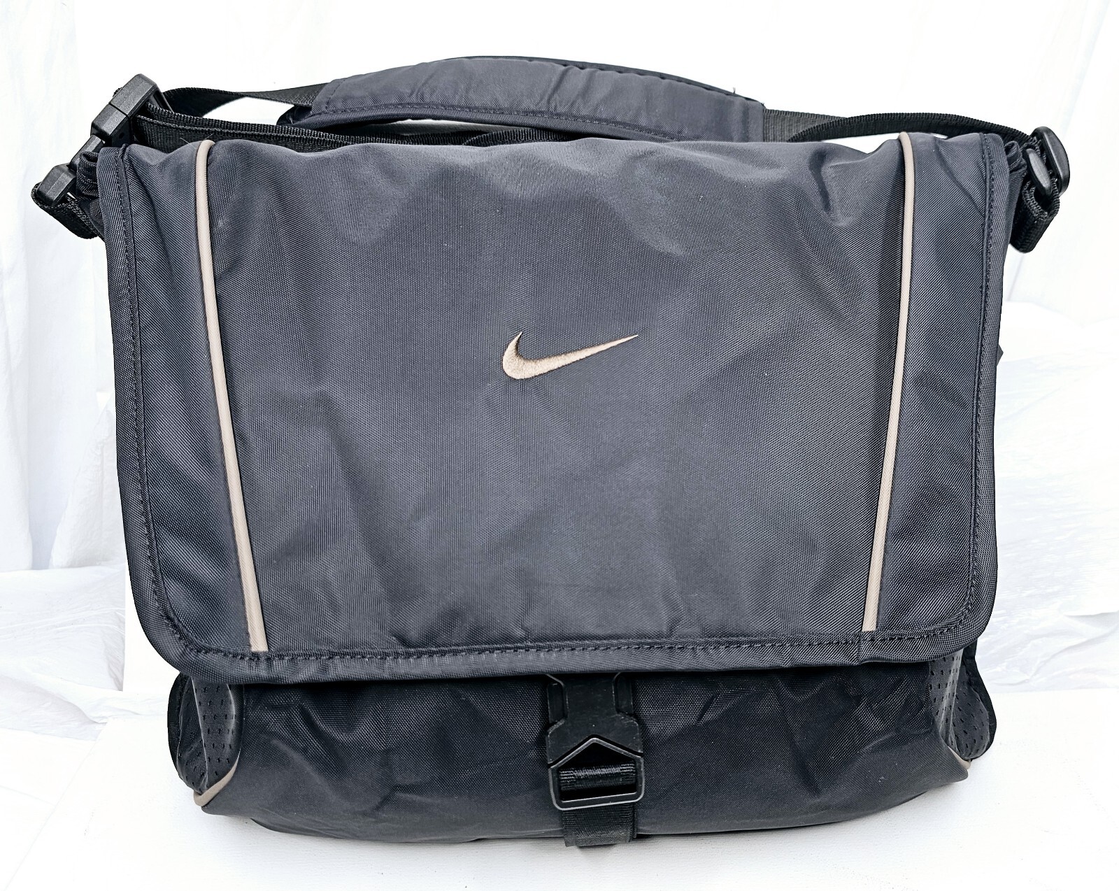 Nike Sportswear Essentials Messenger Bag 15L Black Ironstone DJ9792-010 Clean