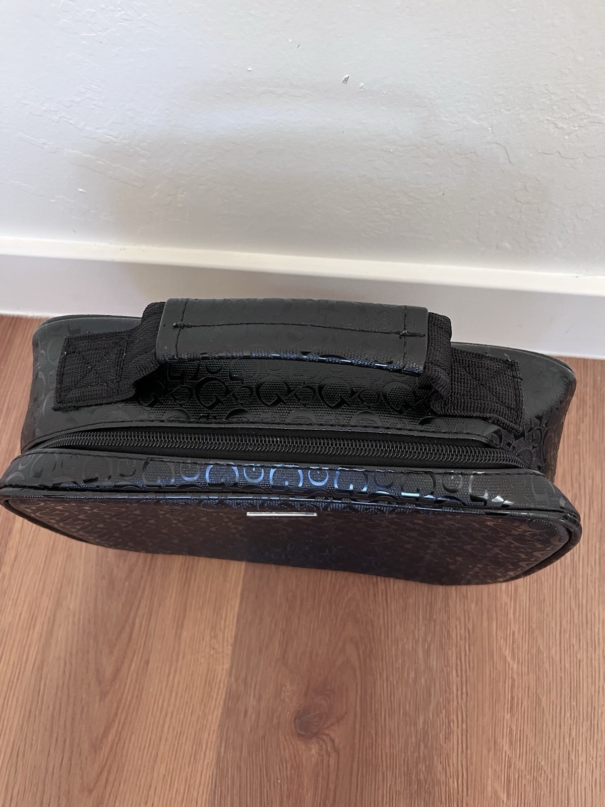 GUESS BLACK LUNCH COSMETIC TOILETRY VANITY JUNCTION TRAVEL BAG POUCH HANDLE EUC