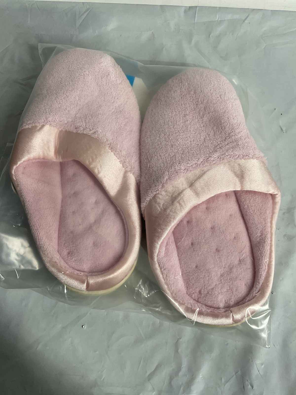 Isotoner Women’s Microterry PillowStep Satin Cuff Slippers Peony 9 5 10 5 U1