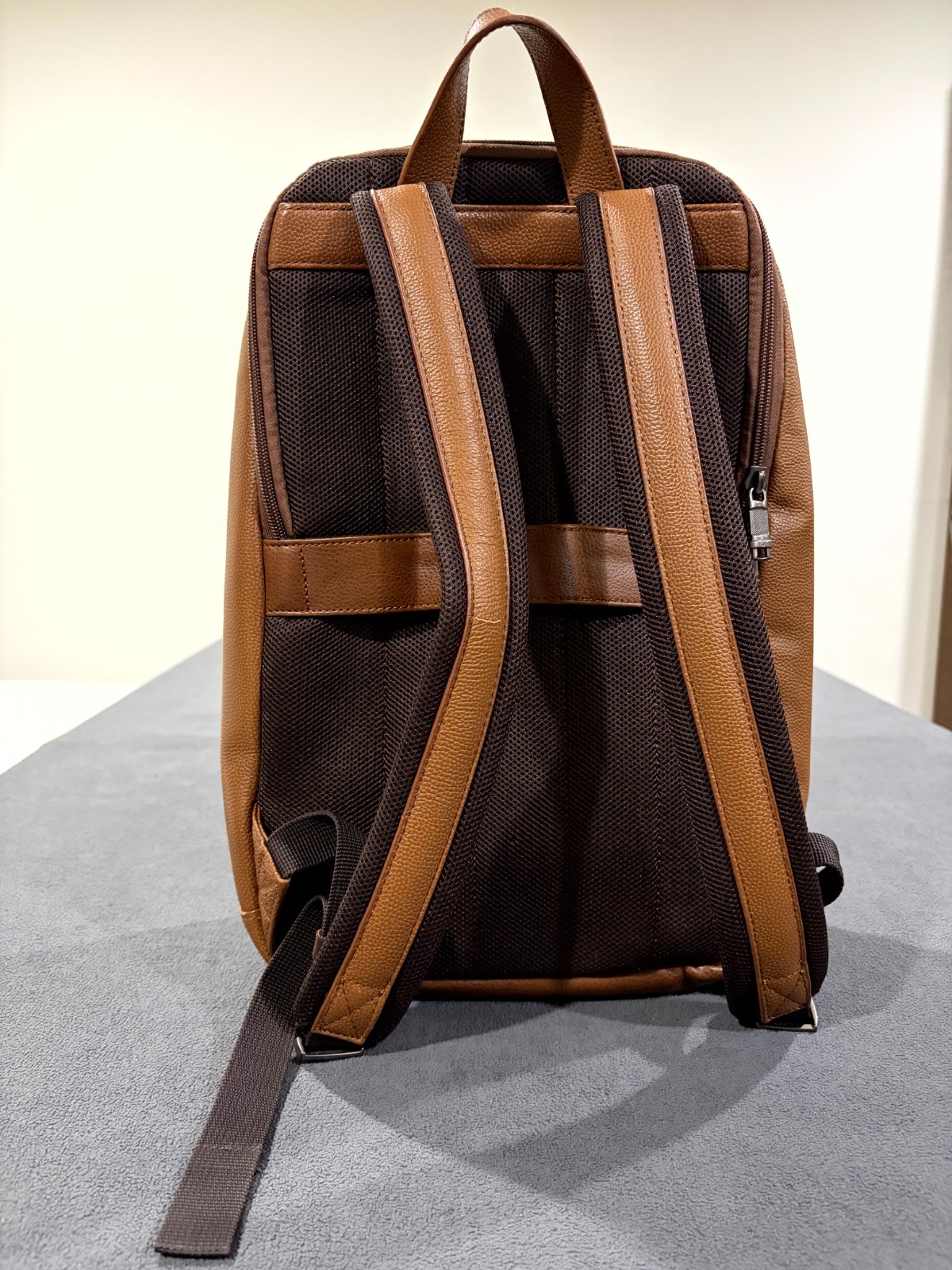 Samsonite Unisex Slim Backpack Brown Cognac Grain Leather Padded Mesh Back