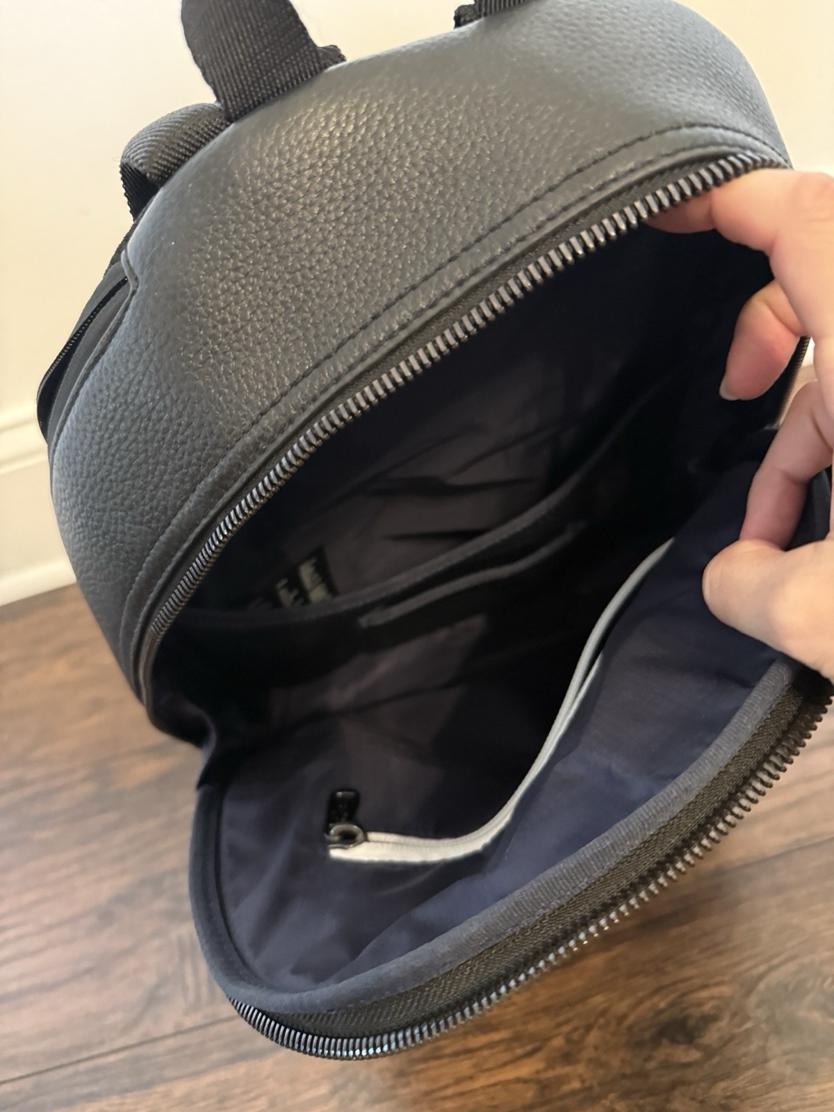 Lacoste Mens Leather Flat Backpack, Noir, One Size FREE SHIPPING
