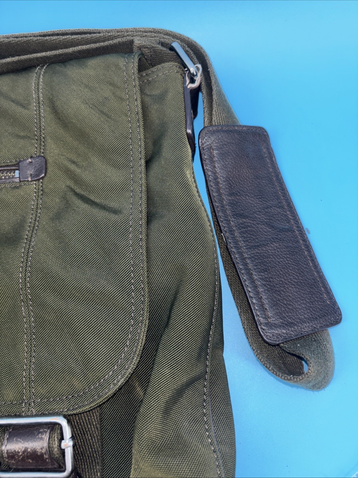 Banana Republic Laptop Messenger Shoulder Bag Work Army Green Inner Pockets
