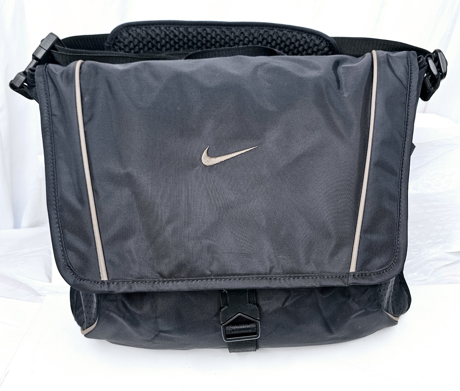 Nike Sportswear Essentials Messenger Bag 15L Black Ironstone DJ9792-010 Clean