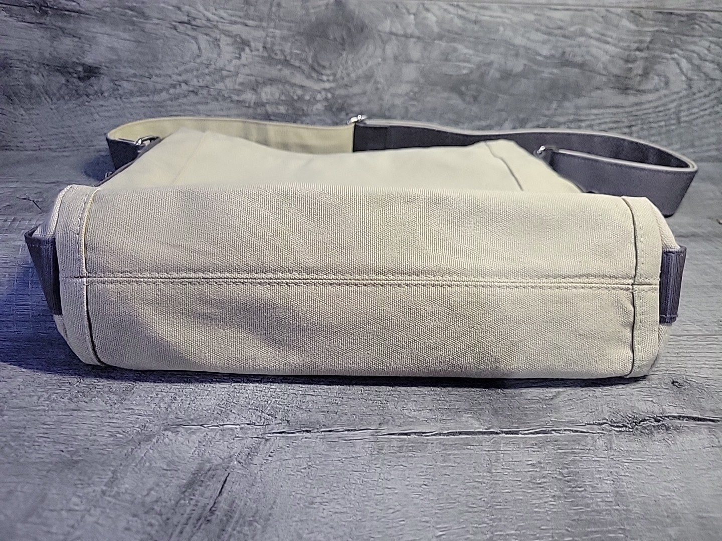 DKNY Be Delicious Men Messenger Shoulder Bag Beige Gray W/ Adjustable Strap