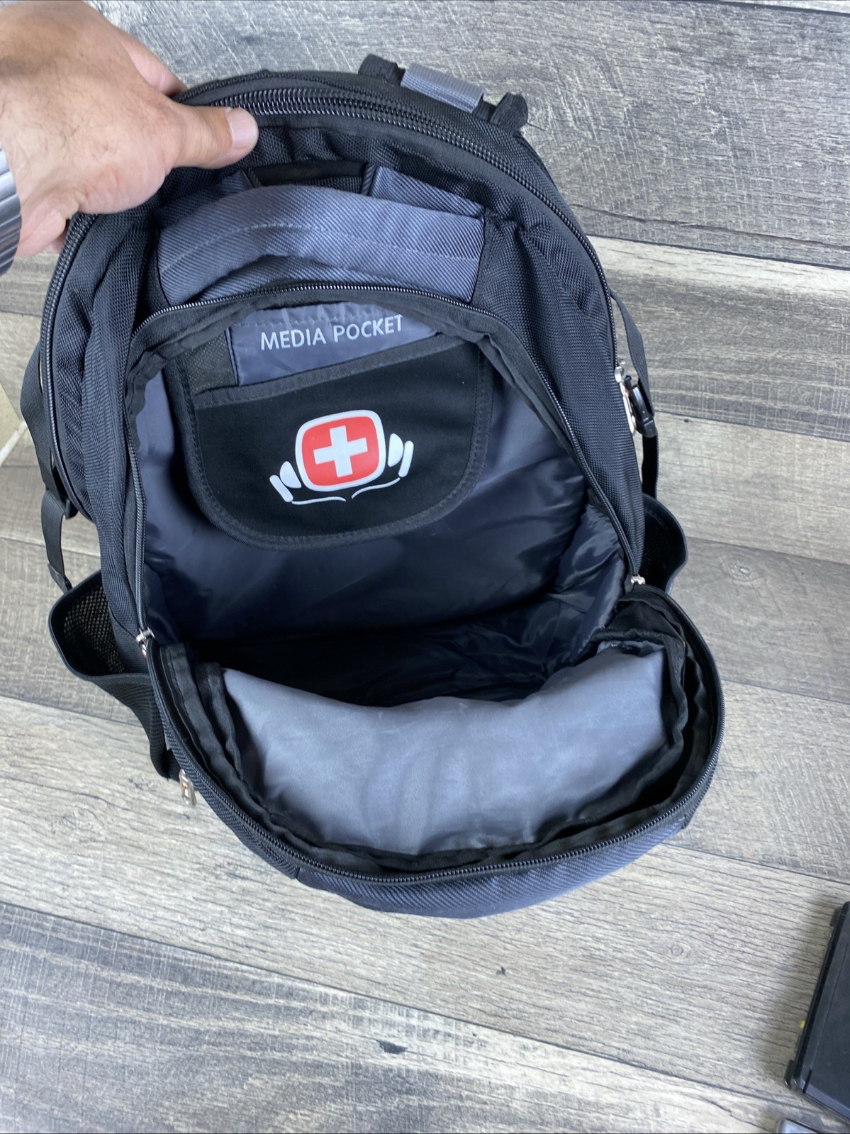 SWISSGEAR AIRFLOW BLACK & GRAY SCHOOL TRAVEL BACKPACK BAG