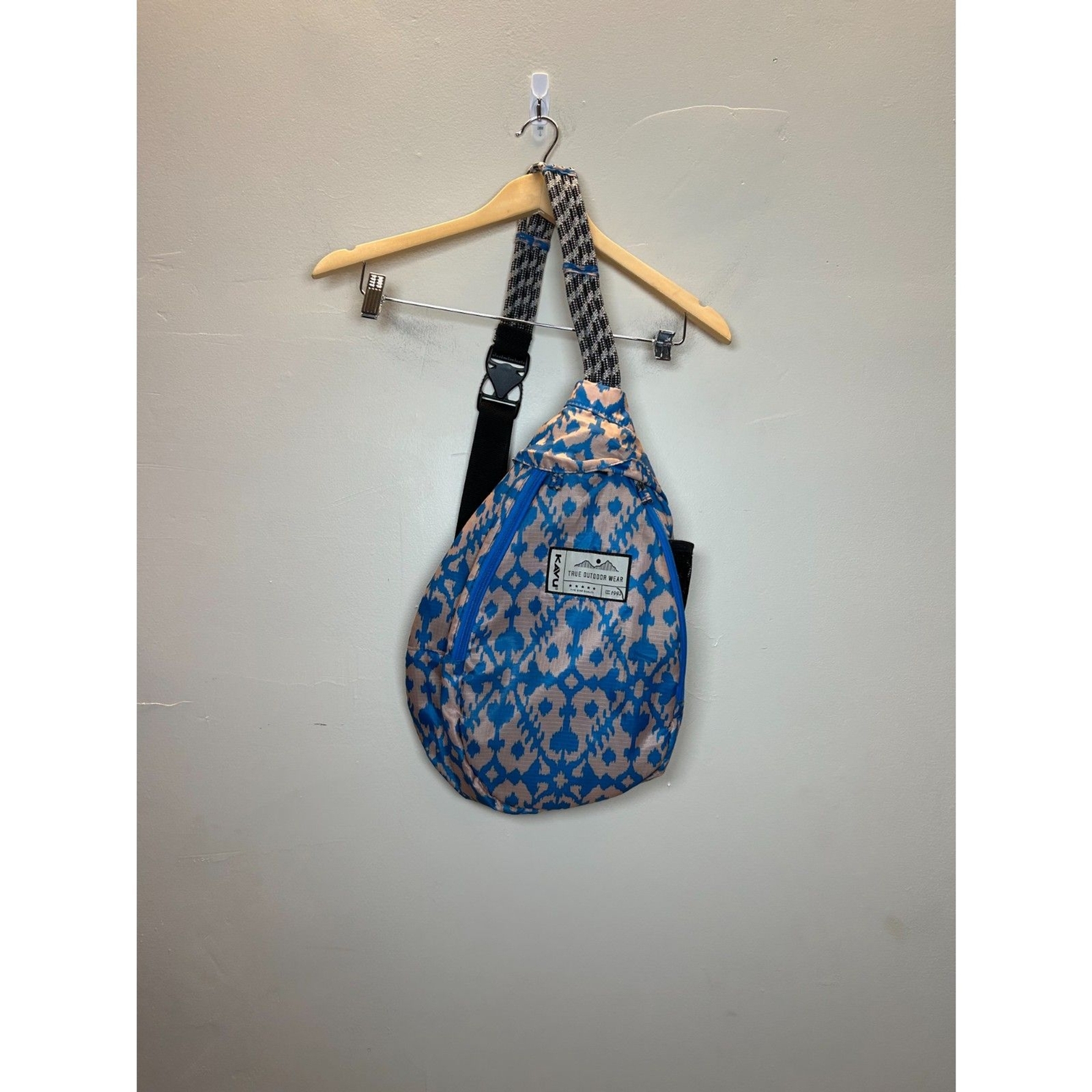 Kavu Men’s Blue Multicolor Rope Sling back Swim Canvas Shoulder Bag EUC