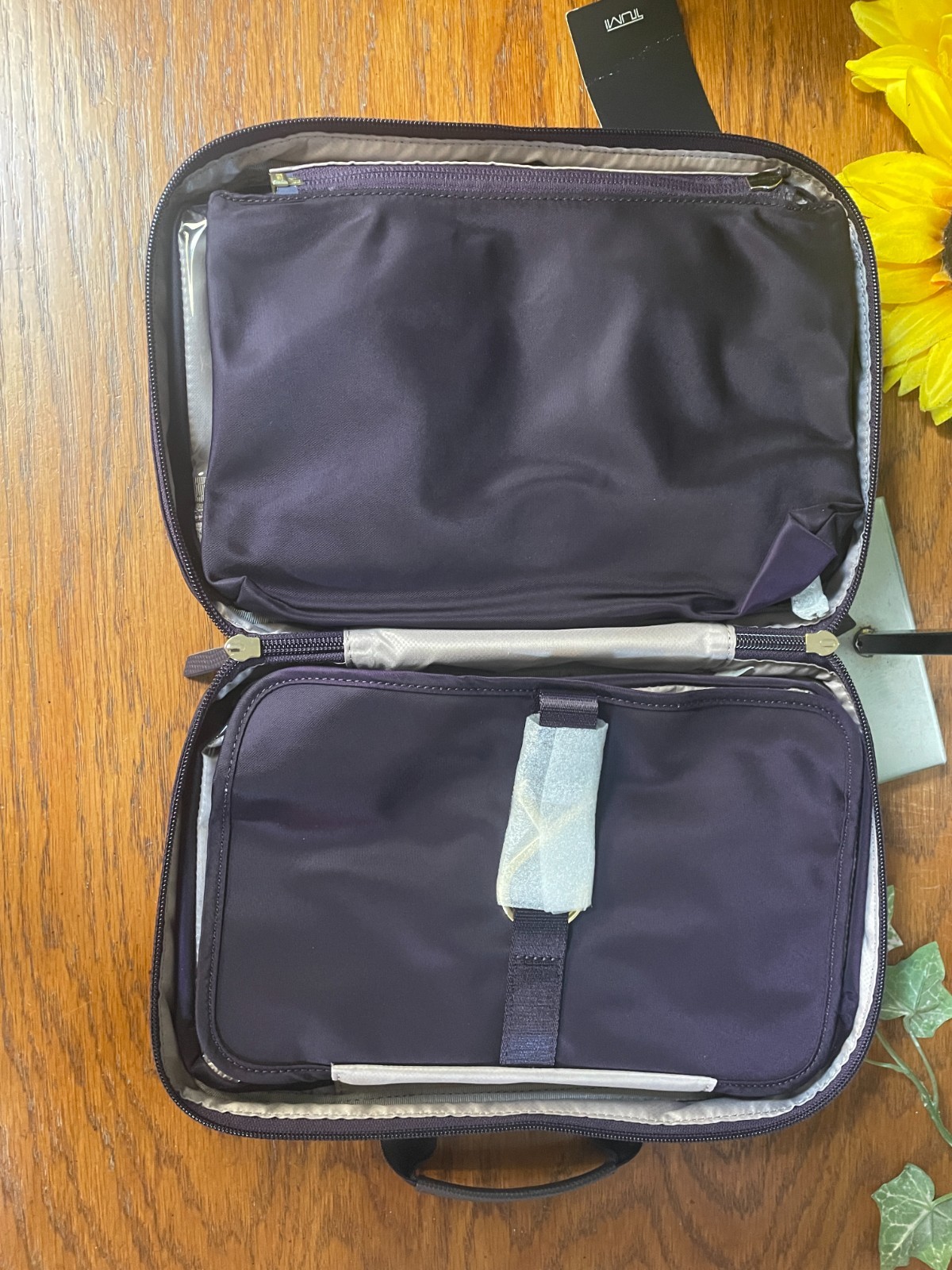 NWT TUMI MELISSA COSMETIC HANGING ZIP AROUND TRAVEL BAG MAKEUP BLACKBERRY