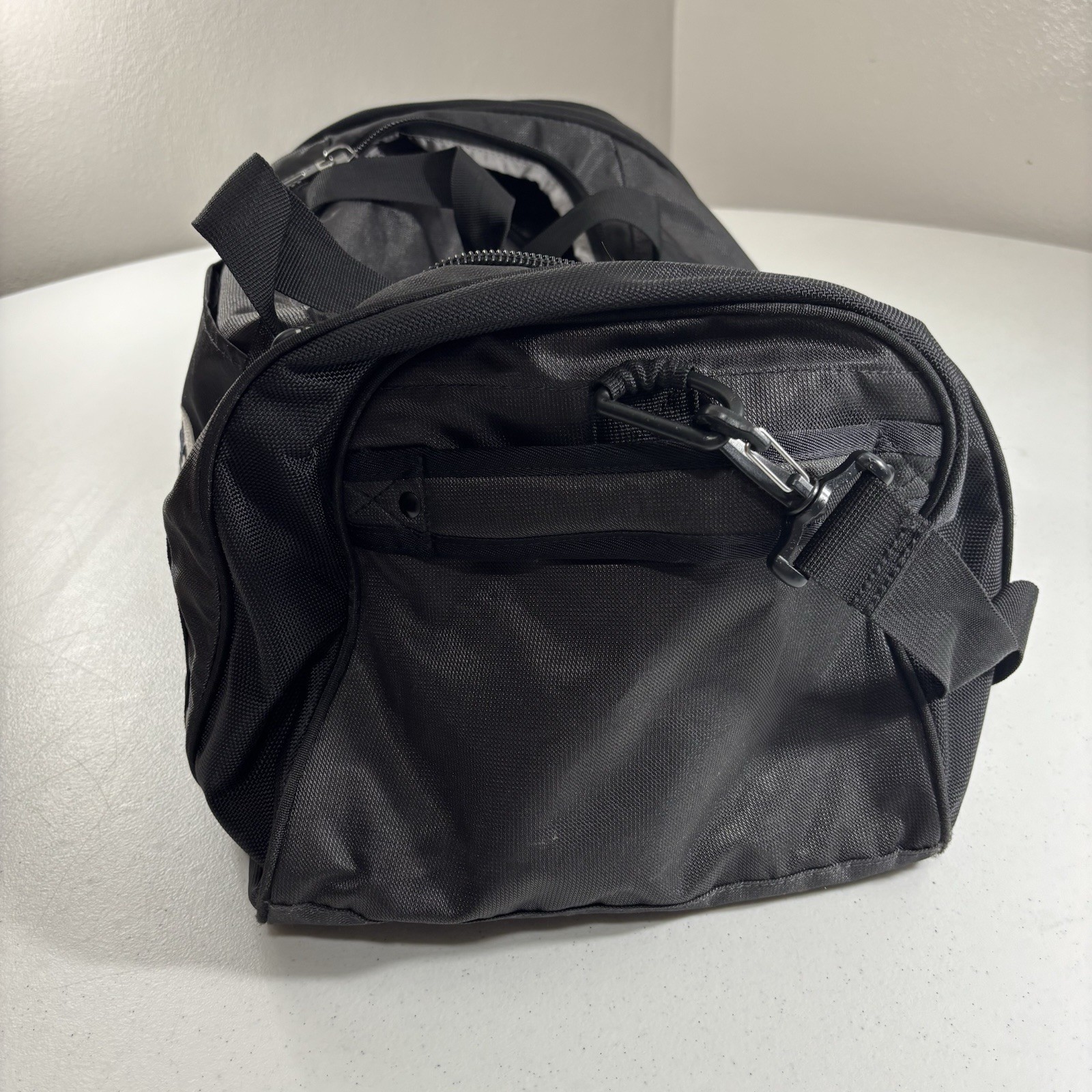 Nike Duffle Bag Large Black Shoe Compartment Basketball Travel Company Logo EUC!