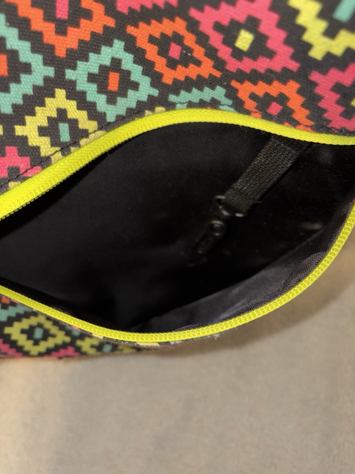 KAVU Multicolor Geometric Sling Bag Adj Crossbody Rope Zip Closure Cup Holder