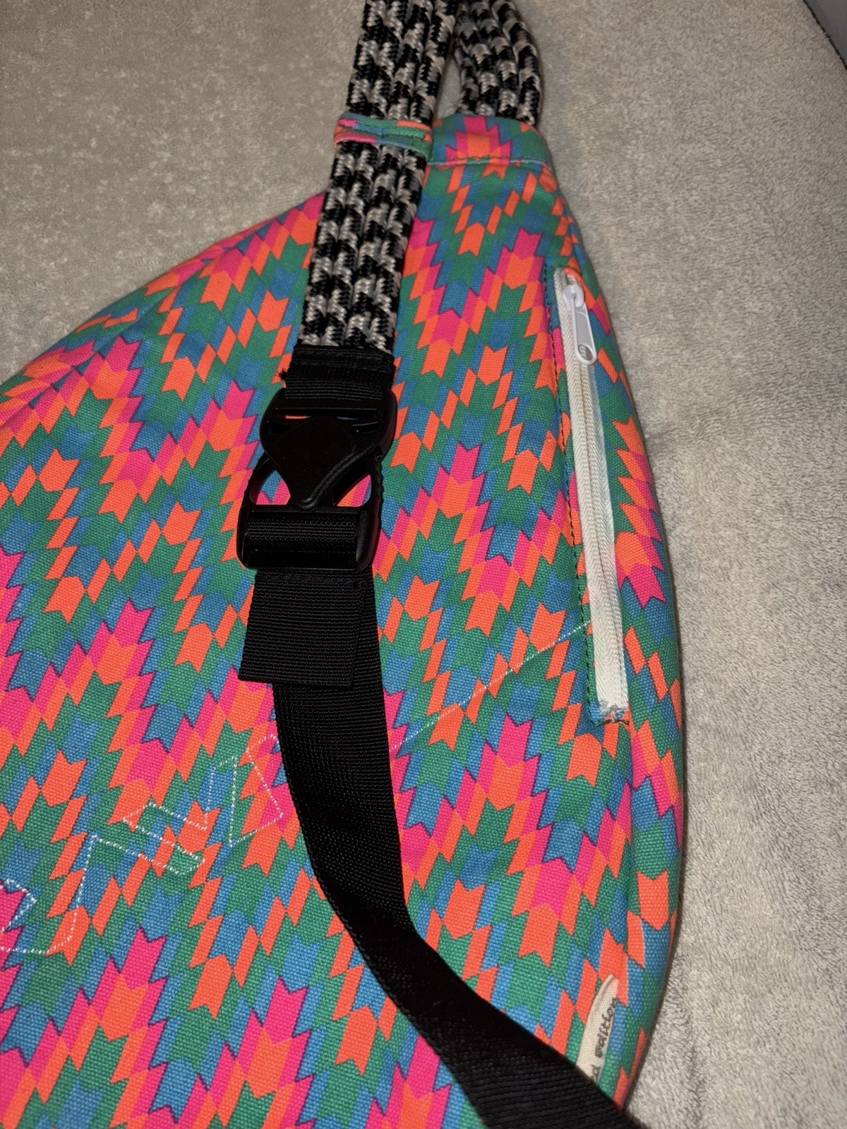 KAVU Rope Sling Multicolor Geometric Crossbody Bag Adj Strap Zip Pockets Cup