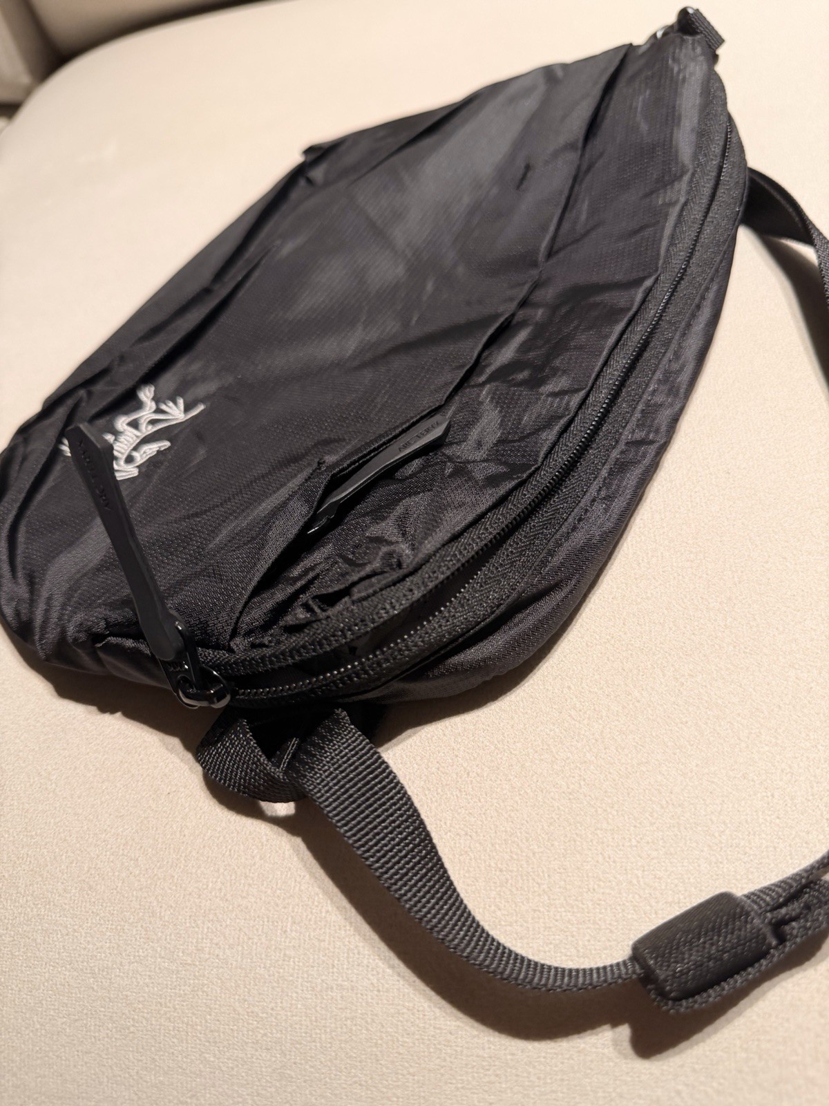 Arc’teryx Black Small Crossbody Bag, Zip Closure, Adjustable Strap Travel