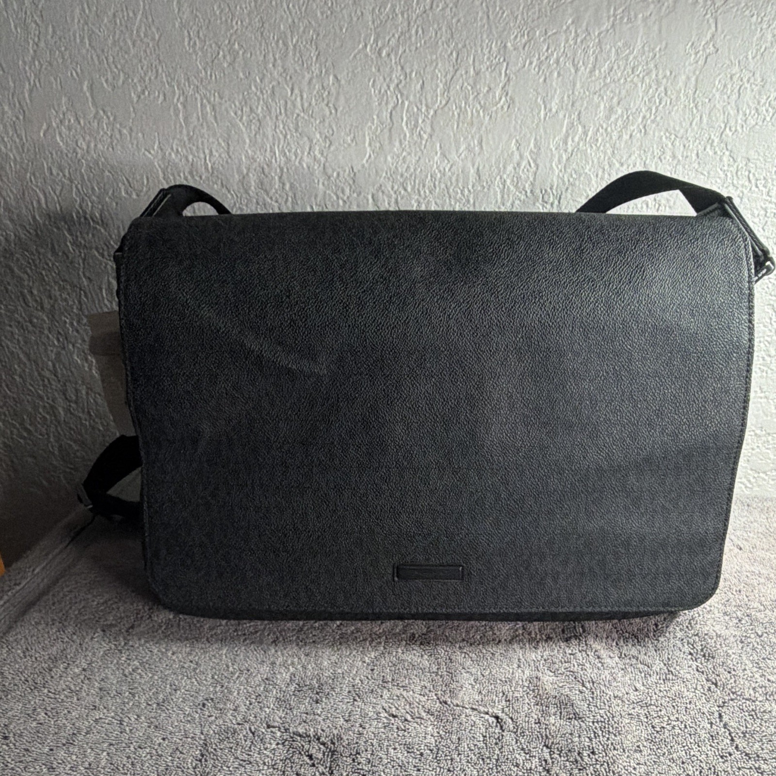 Michael Kors Black Messenger Bag Magnetic Closure Adjustable Strap Inner Pockets